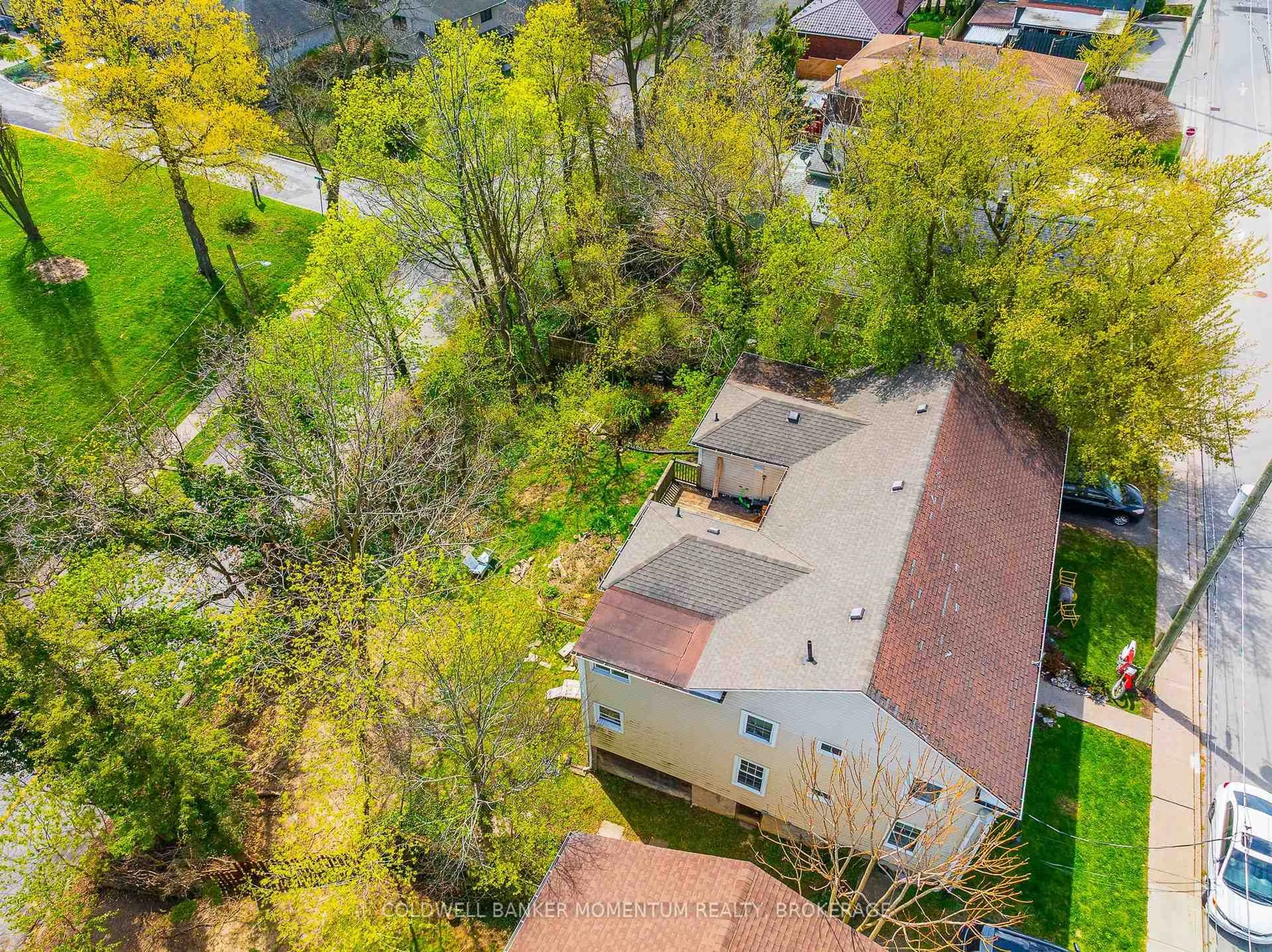 A pic from outside/outdoor area/front of a property/back of a property/a pic from drone, city buildings view from balcony for 17 Hainer St, St. Catharines Ontario L2S 1M5