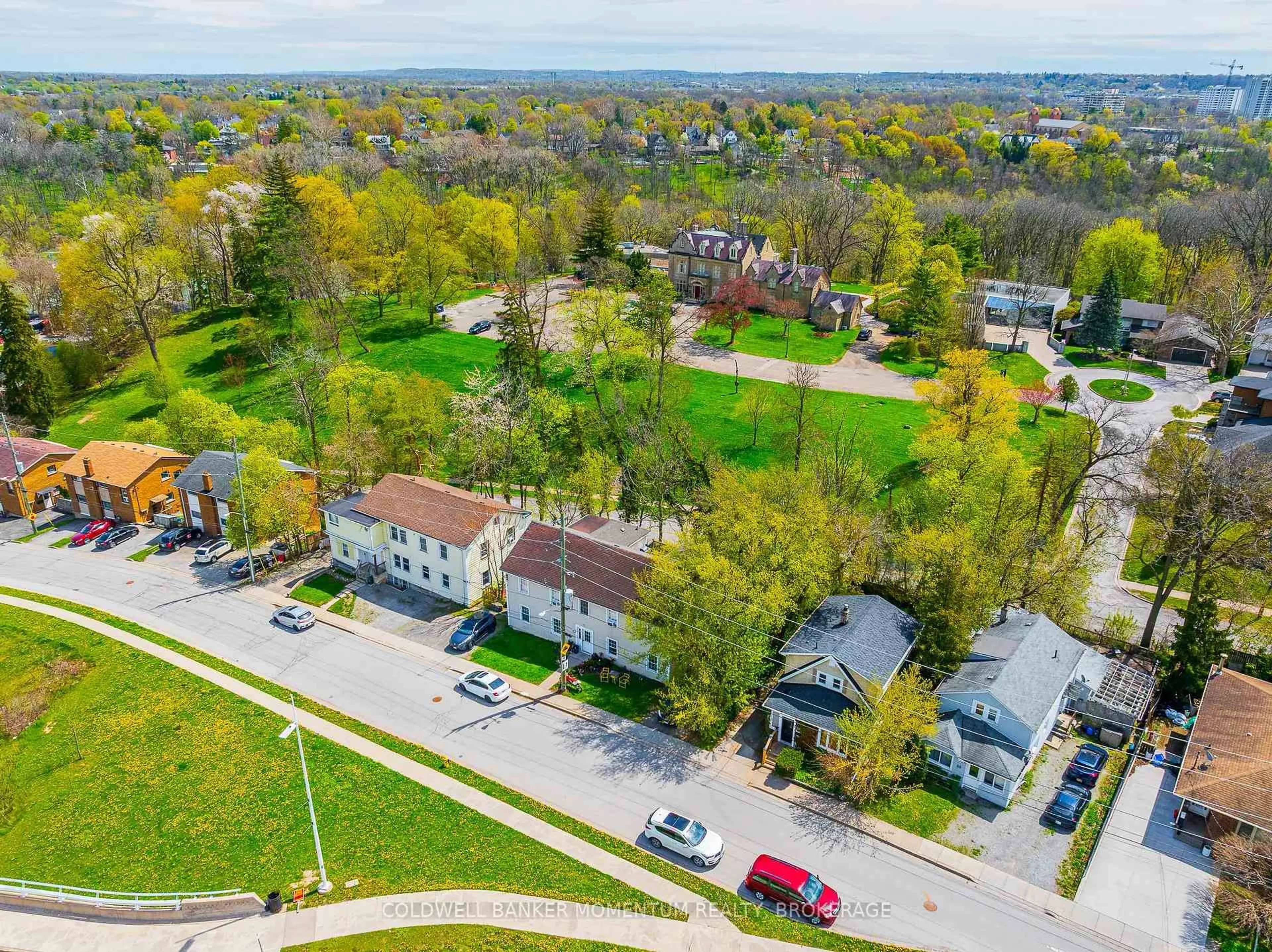 A pic from outside/outdoor area/front of a property/back of a property/a pic from drone, street for 17 Hainer St, St. Catharines Ontario L2S 1M5