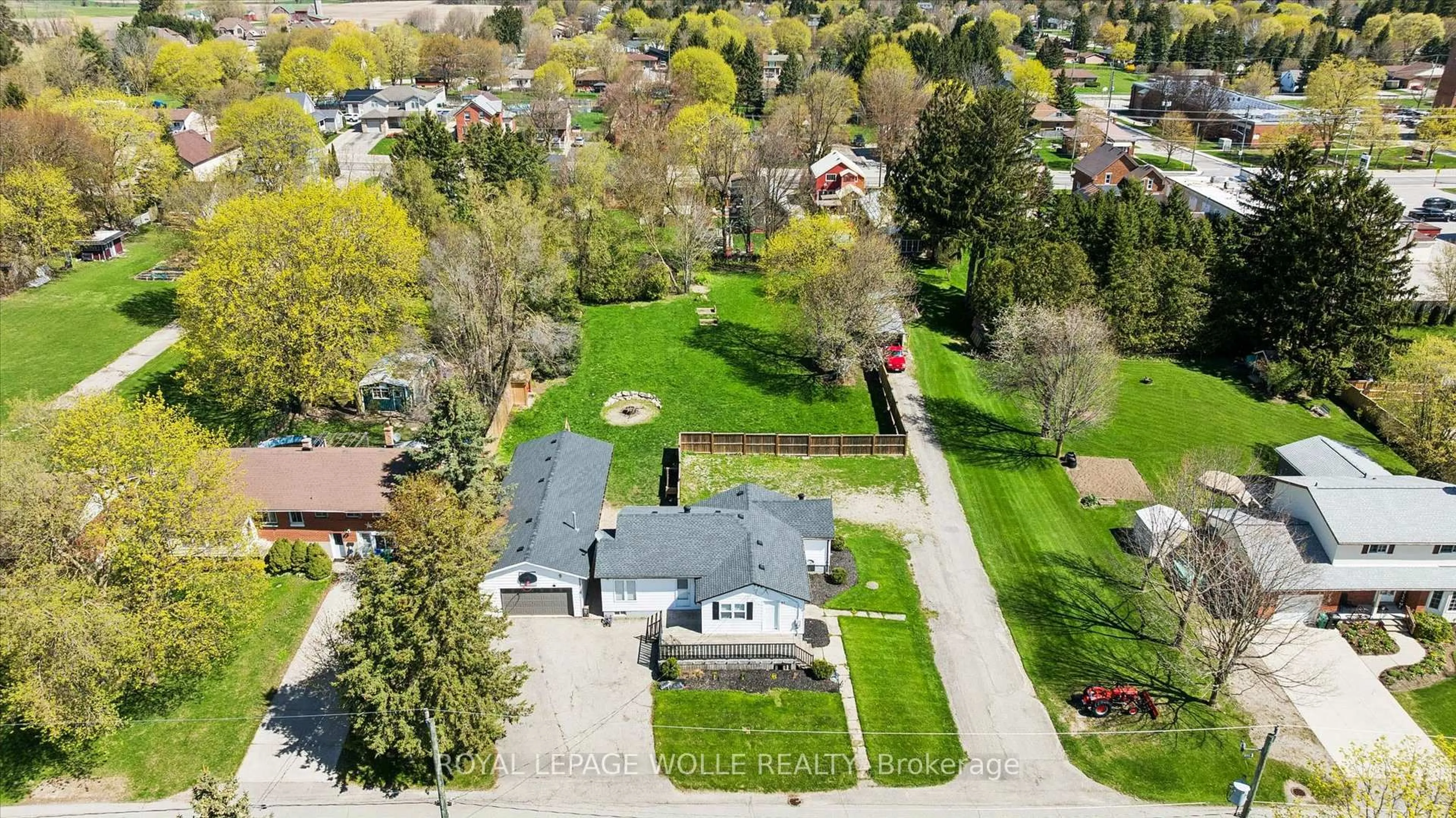 A pic from outside/outdoor area/front of a property/back of a property/a pic from drone, street for 91 Jane St, Wellesley Ontario N0B 2M0