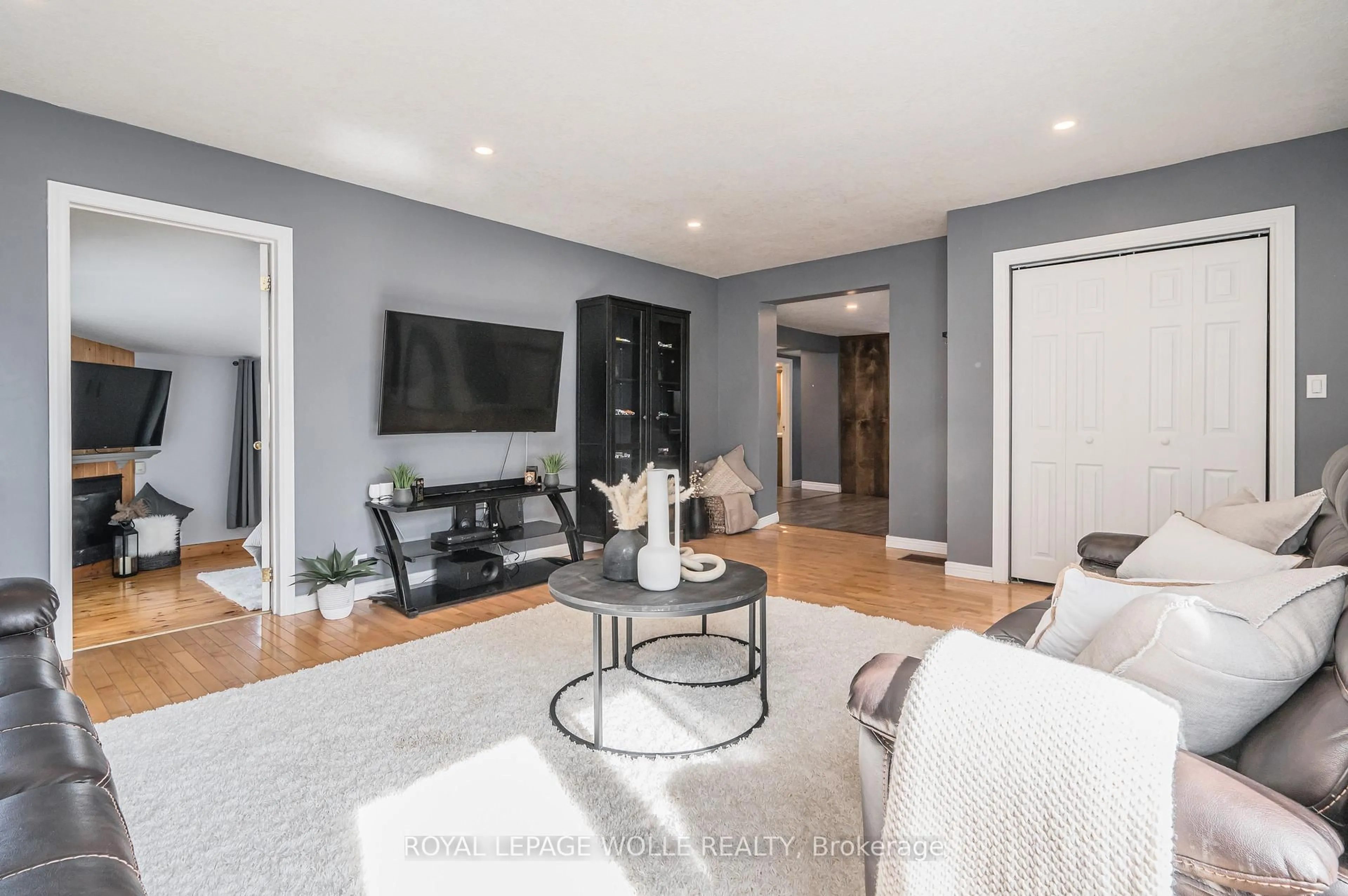 Living room with furniture, unknown for 91 Jane St, Wellesley Ontario N0B 2M0