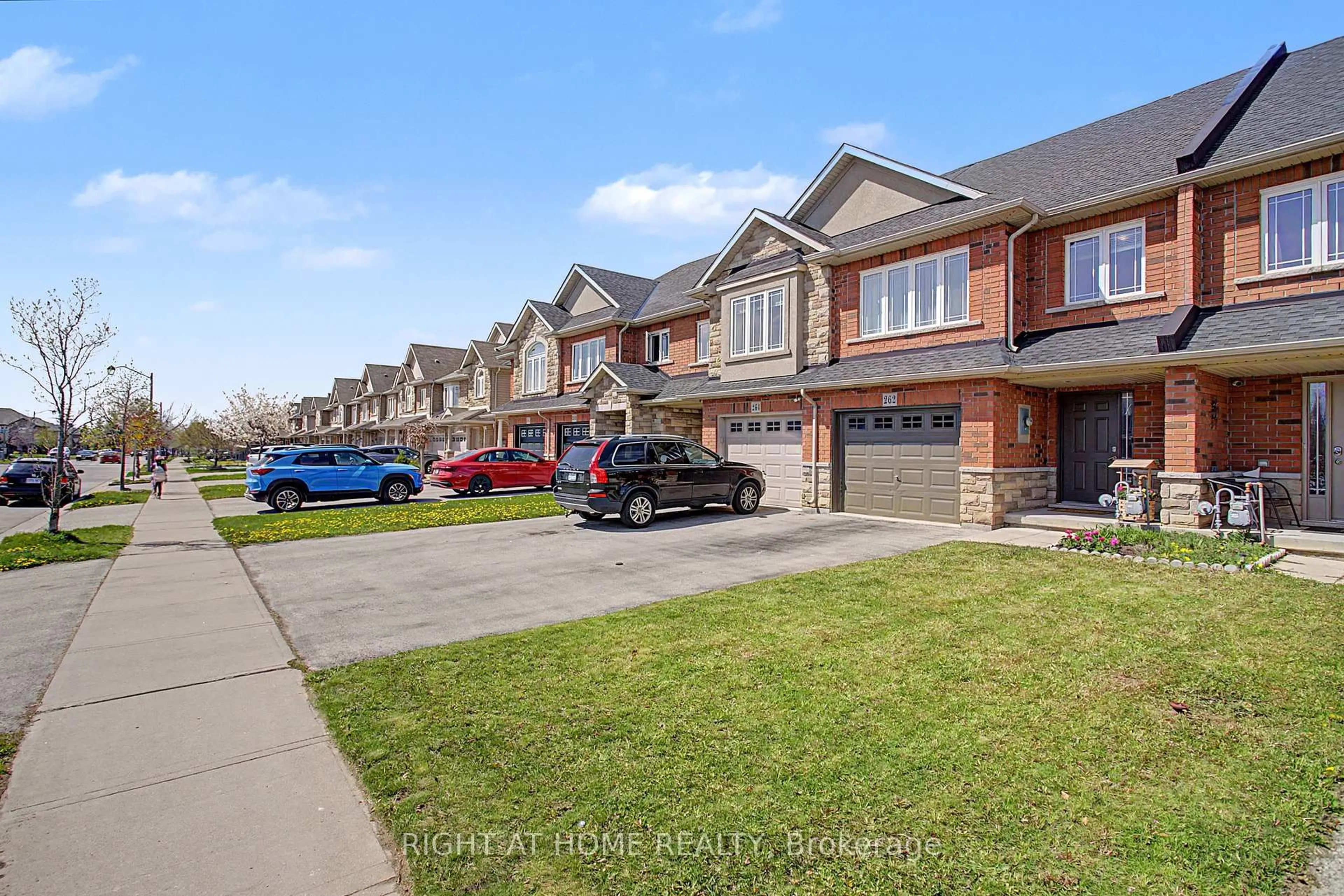 A pic from outside/outdoor area/front of a property/back of a property/a pic from drone, street for 262 Pinehill Dr, Hamilton Ontario L0R 1P0