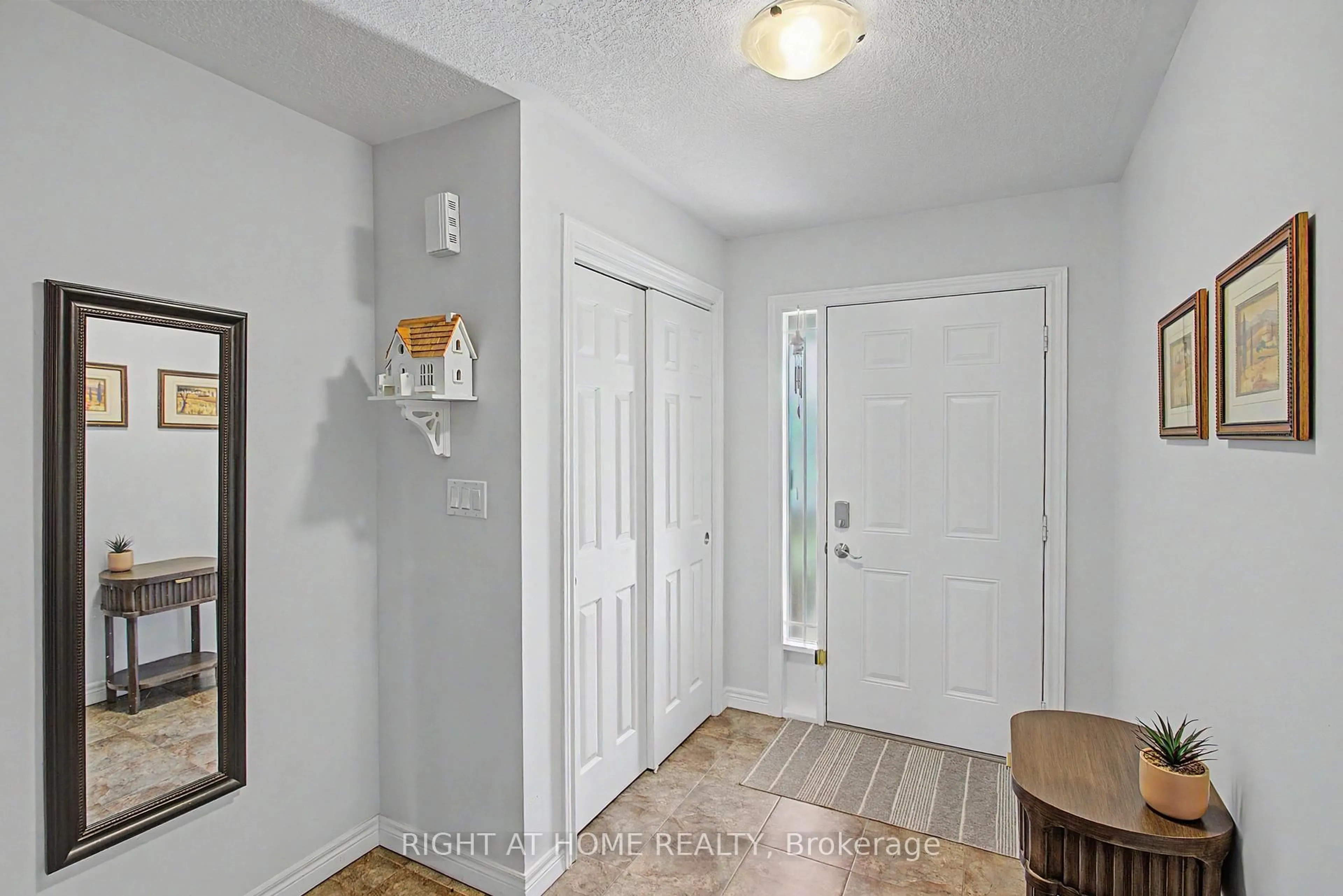 Indoor entryway for 262 Pinehill Dr, Hamilton Ontario L0R 1P0