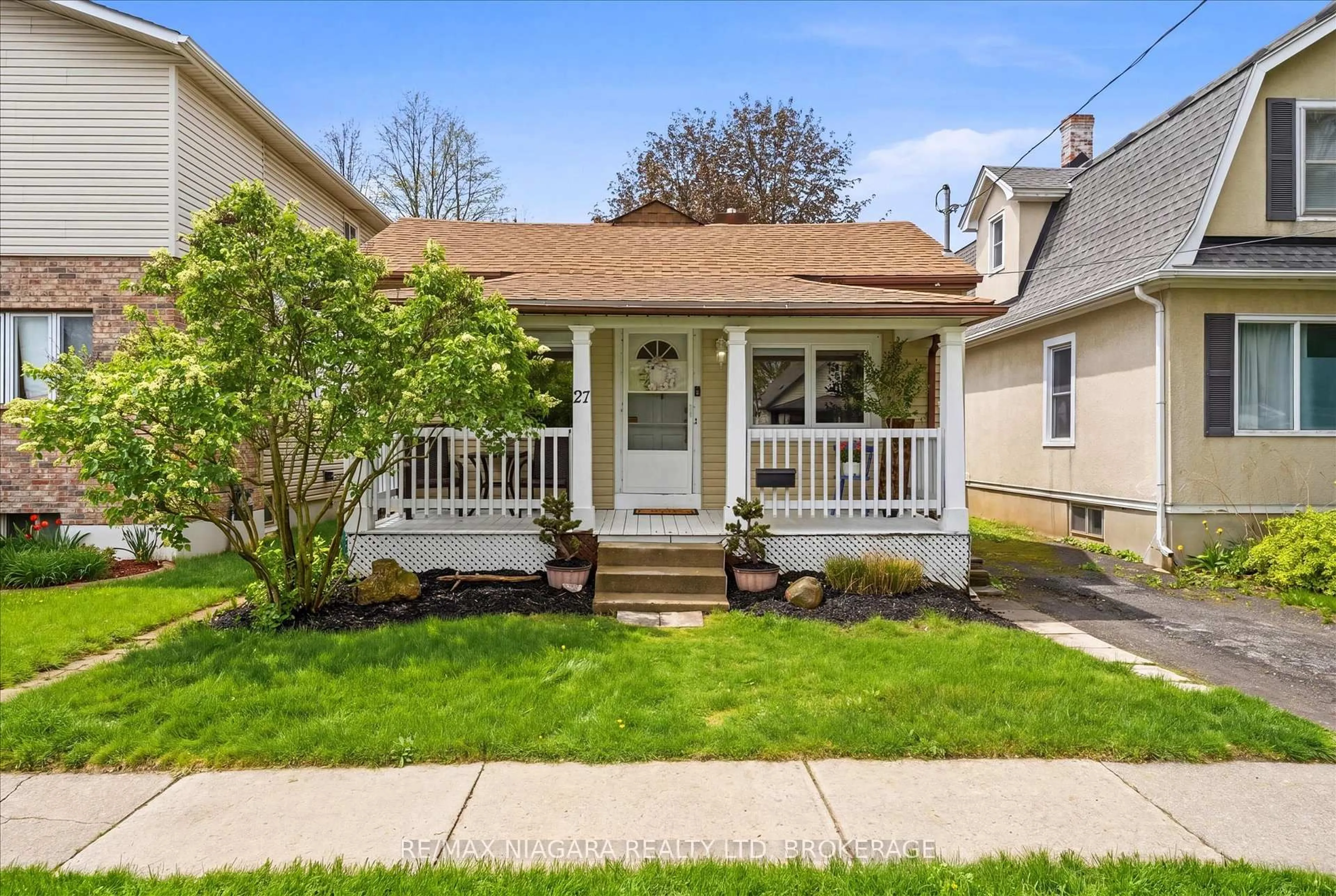 Home with vinyl exterior material, street for 27 Wiley St, St. Catharines Ontario L2R 4E6