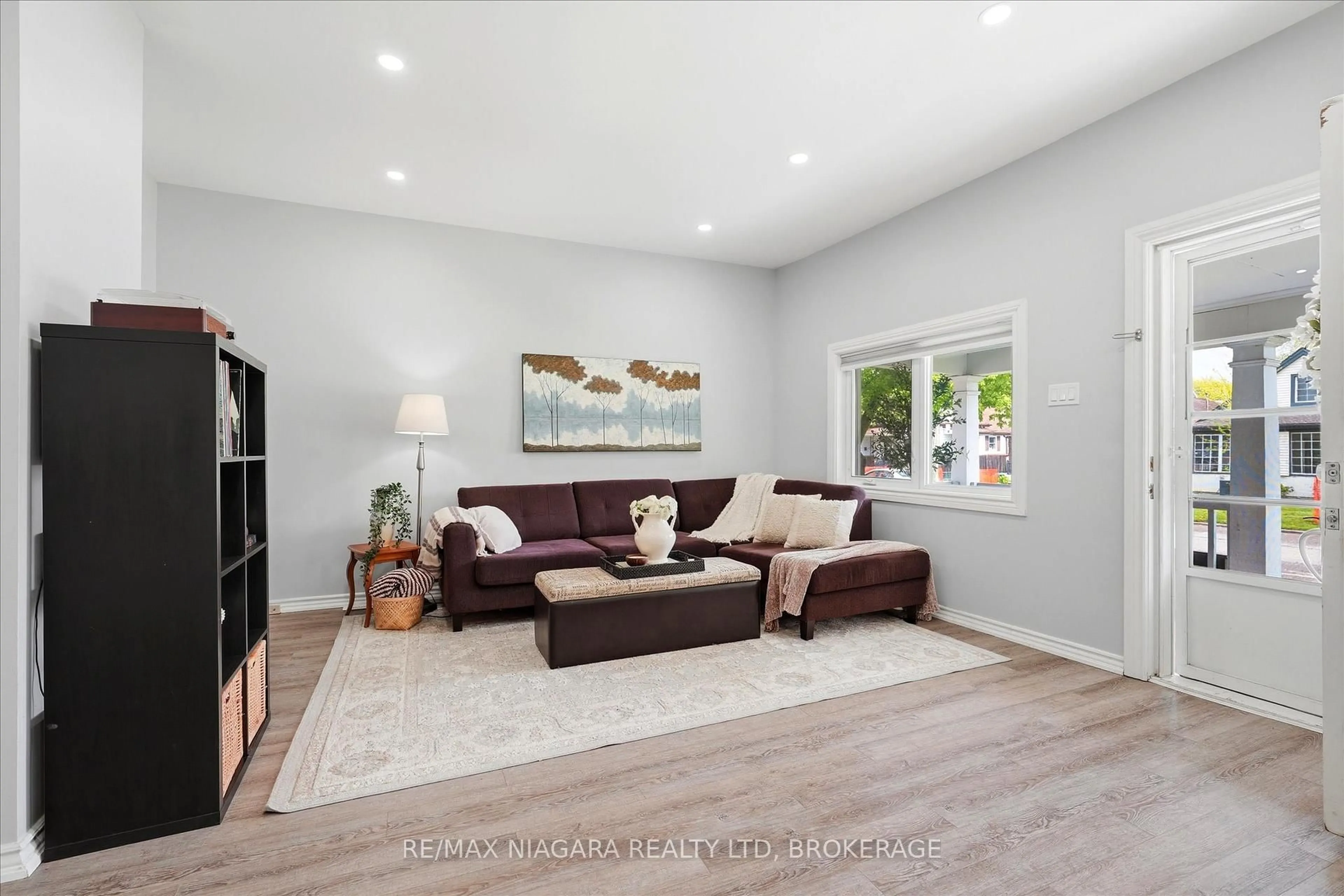 Living room with furniture, unknown for 27 Wiley St, St. Catharines Ontario L2R 4E6