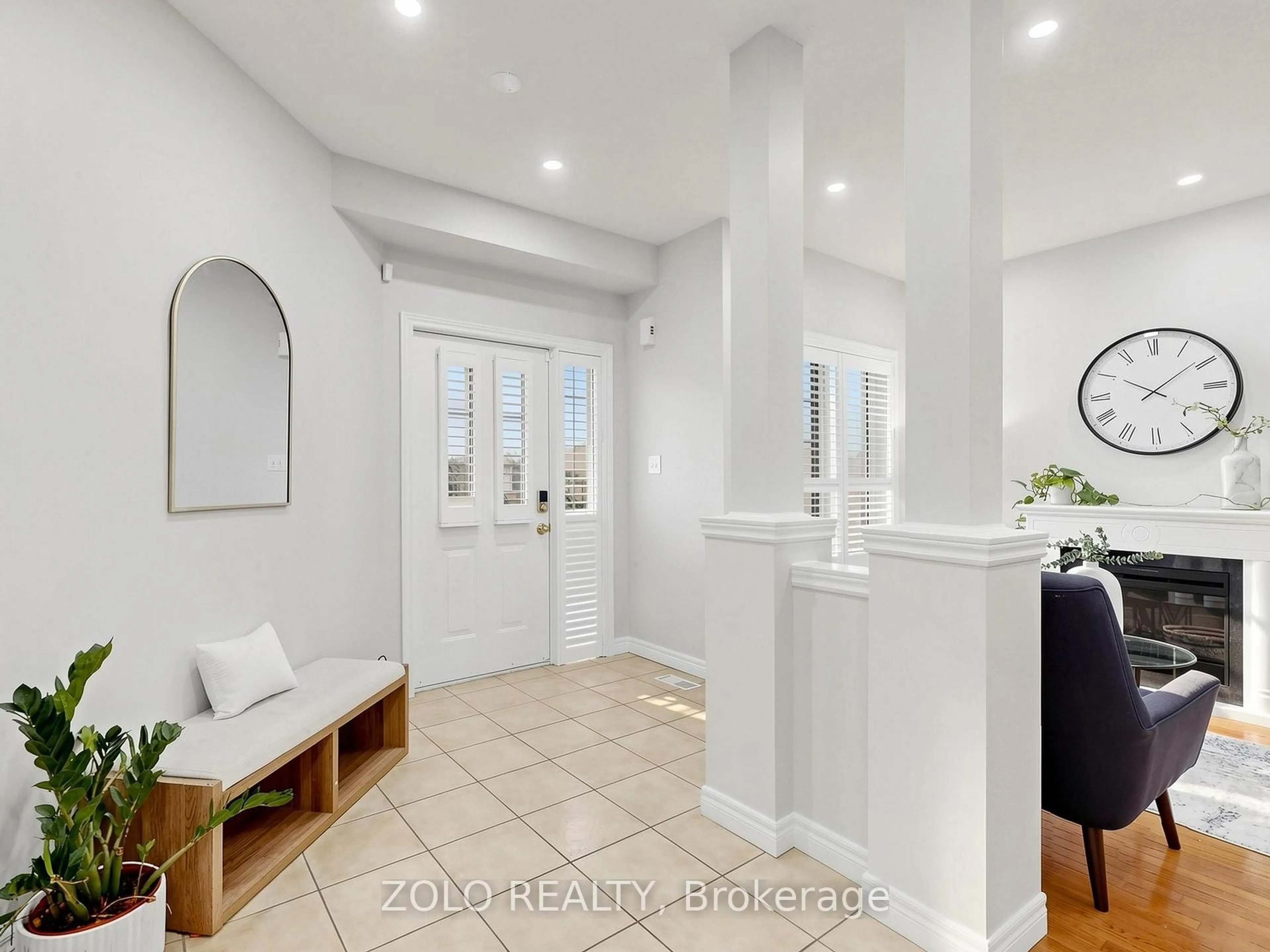 Indoor entryway for 70 Doon Mills Dr, Kitchener Ontario N2P 2S3