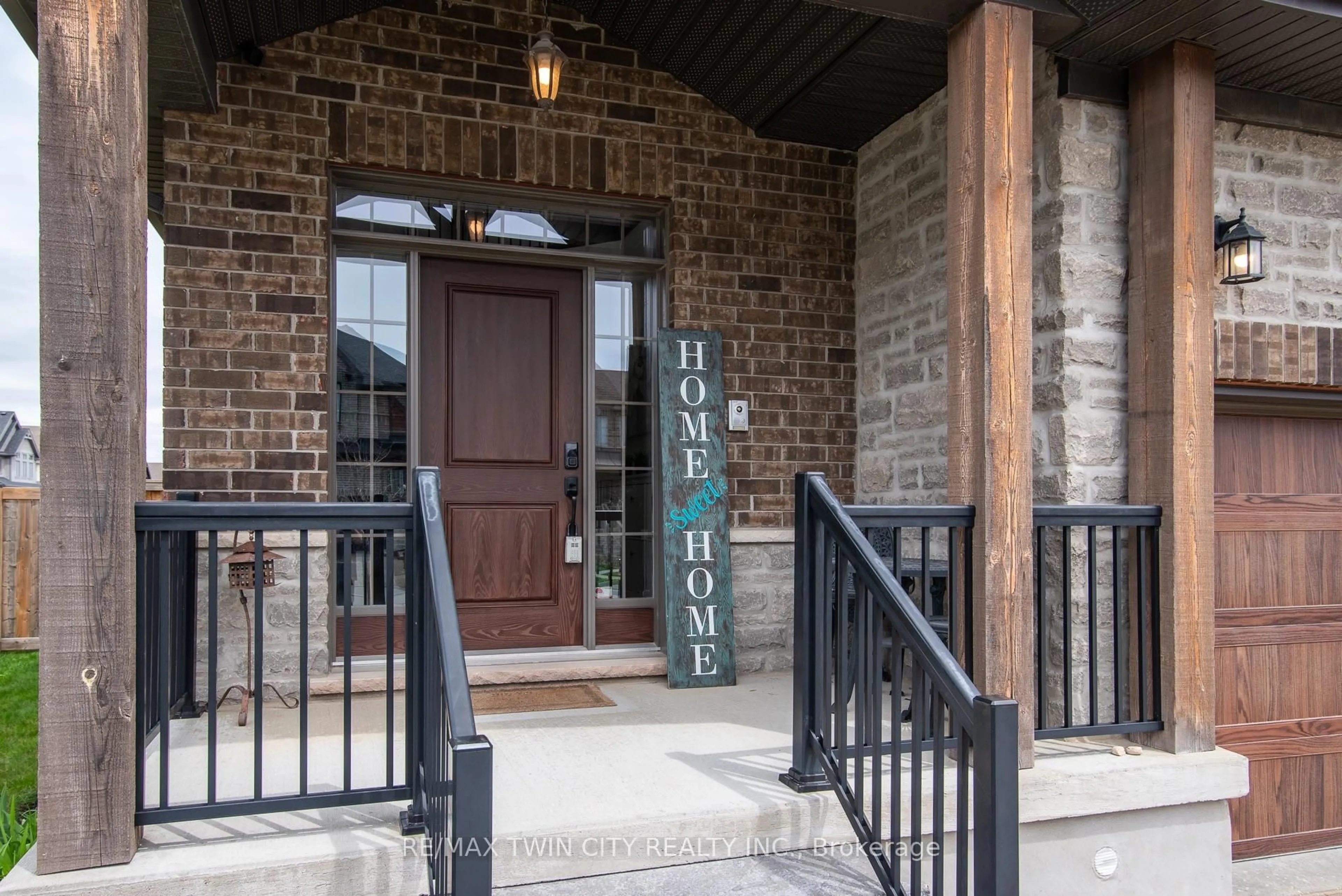 Indoor entryway for 255 Falconridge Dr, Kitchener Ontario N2K 0B6