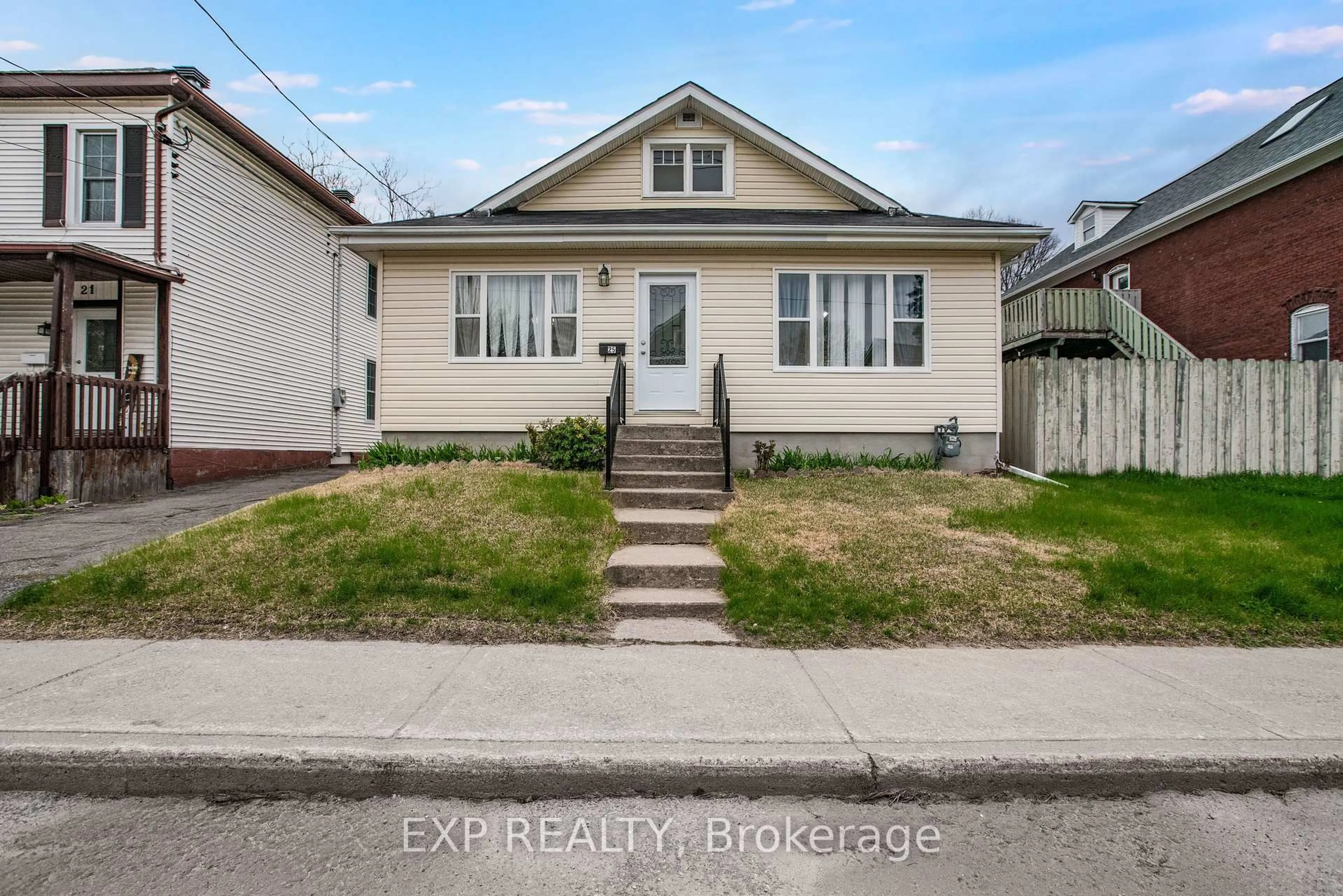 A pic from outside/outdoor area/front of a property/back of a property/a pic from drone, street for 25 Mary St, Smiths Falls Ontario K7A 3P9
