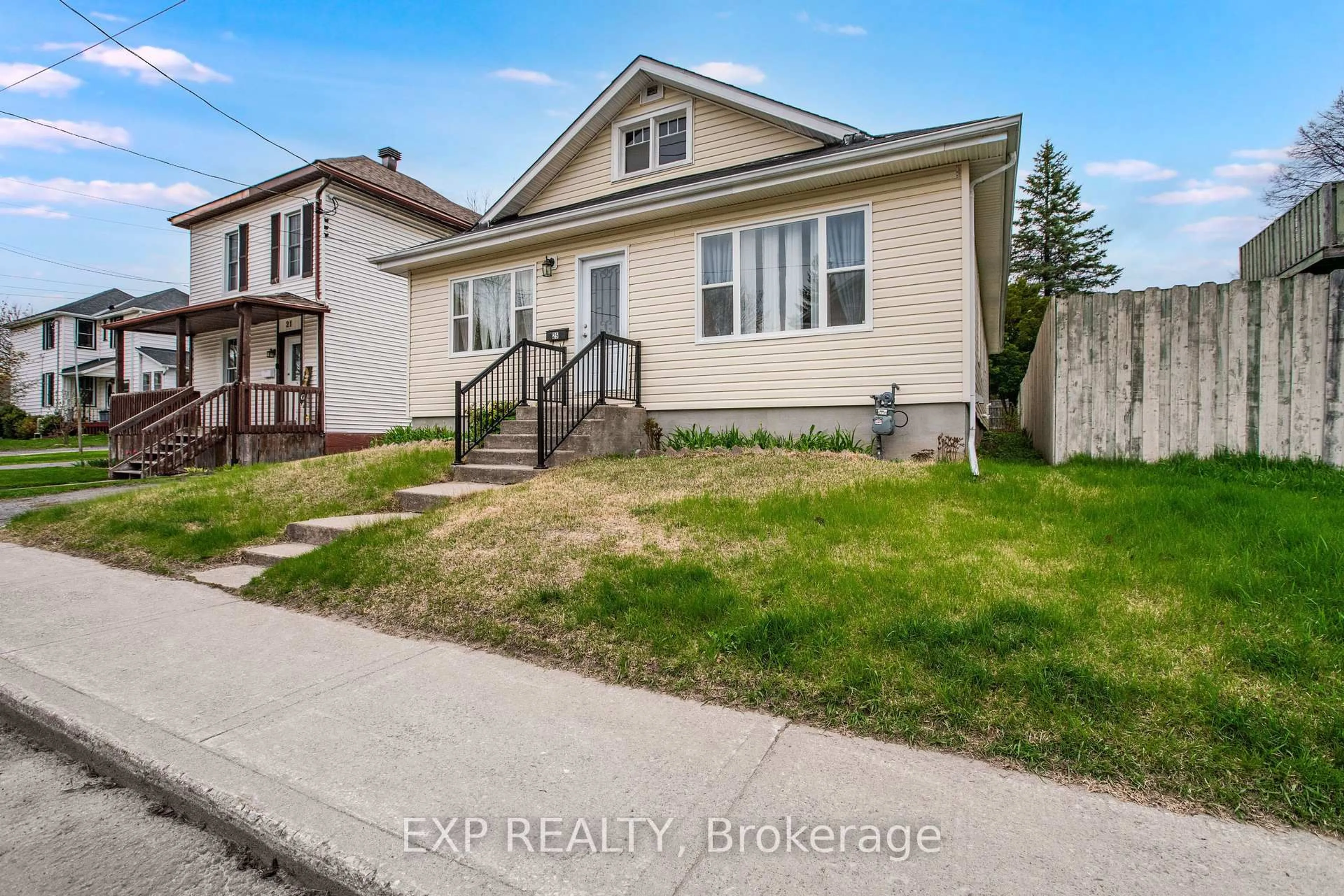Unknown for 25 Mary St, Smiths Falls Ontario K7A 3P9