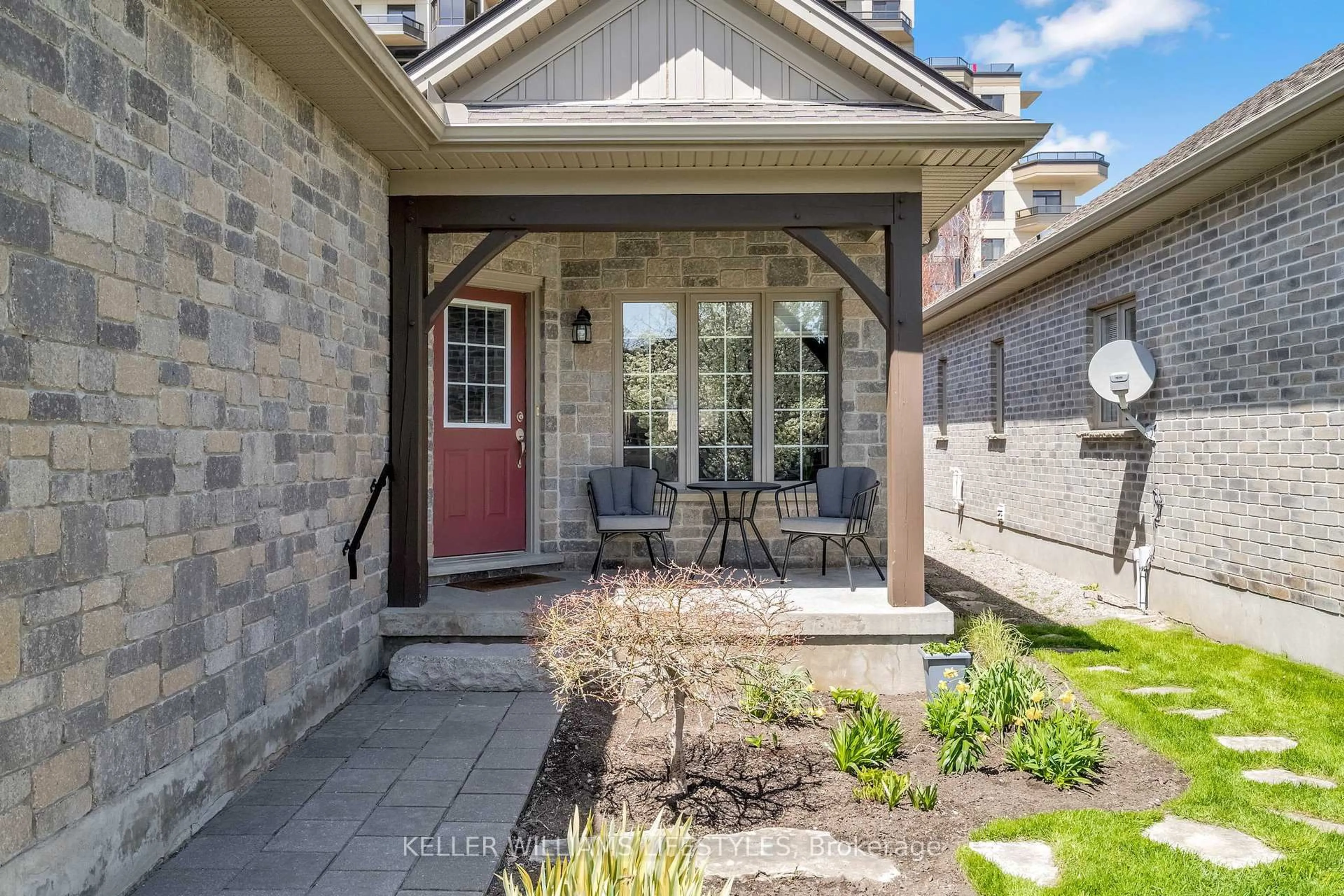 Patio, street for 1144 CORONATION Dr #10, London North Ontario N6G 5S1