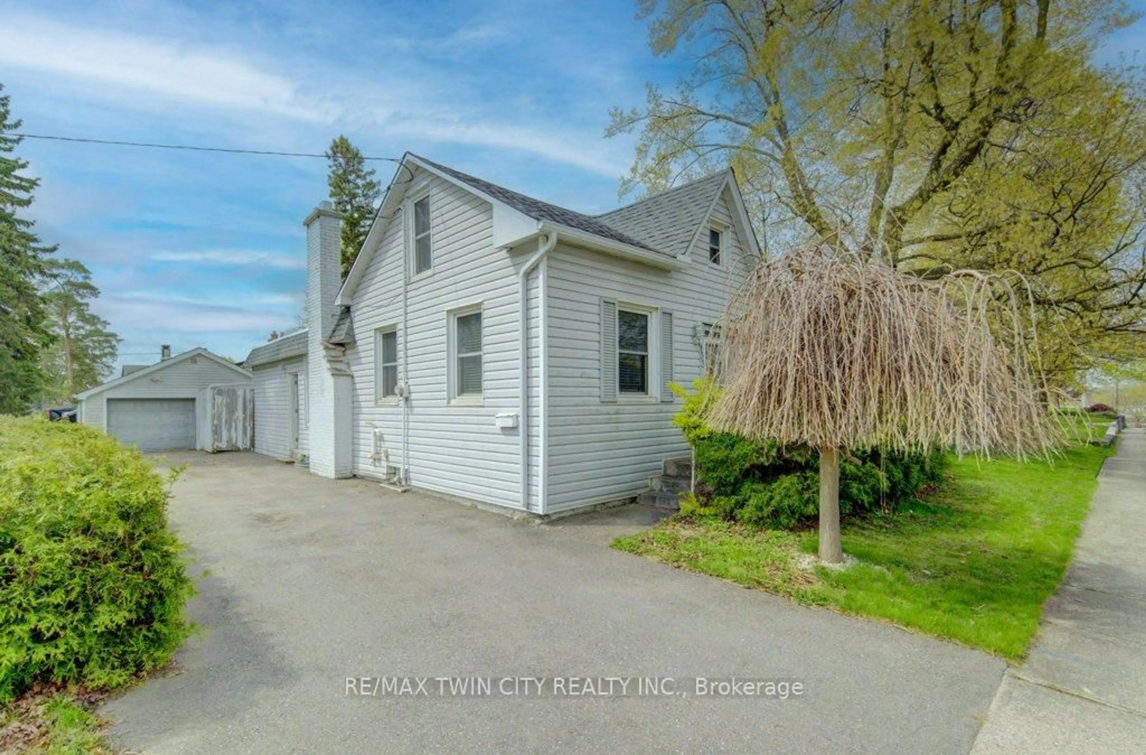 A pic from outside/outdoor area/front of a property/back of a property/a pic from drone, street for 433 Montrose St, Cambridge Ontario N3H 2P2