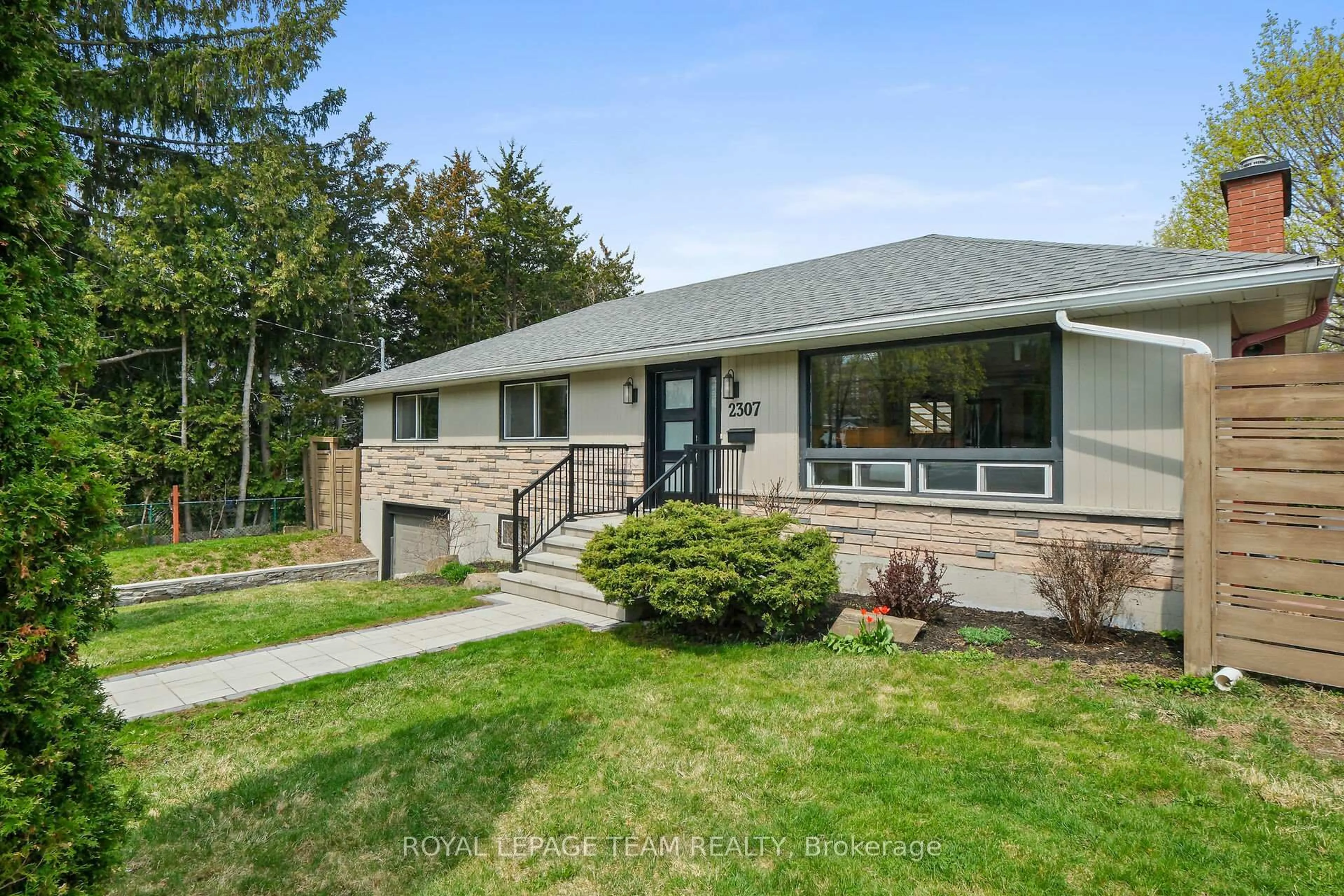 Home with vinyl exterior material, unknown for 2307 Walsh Ave, Ottawa Ontario K2B 7C1