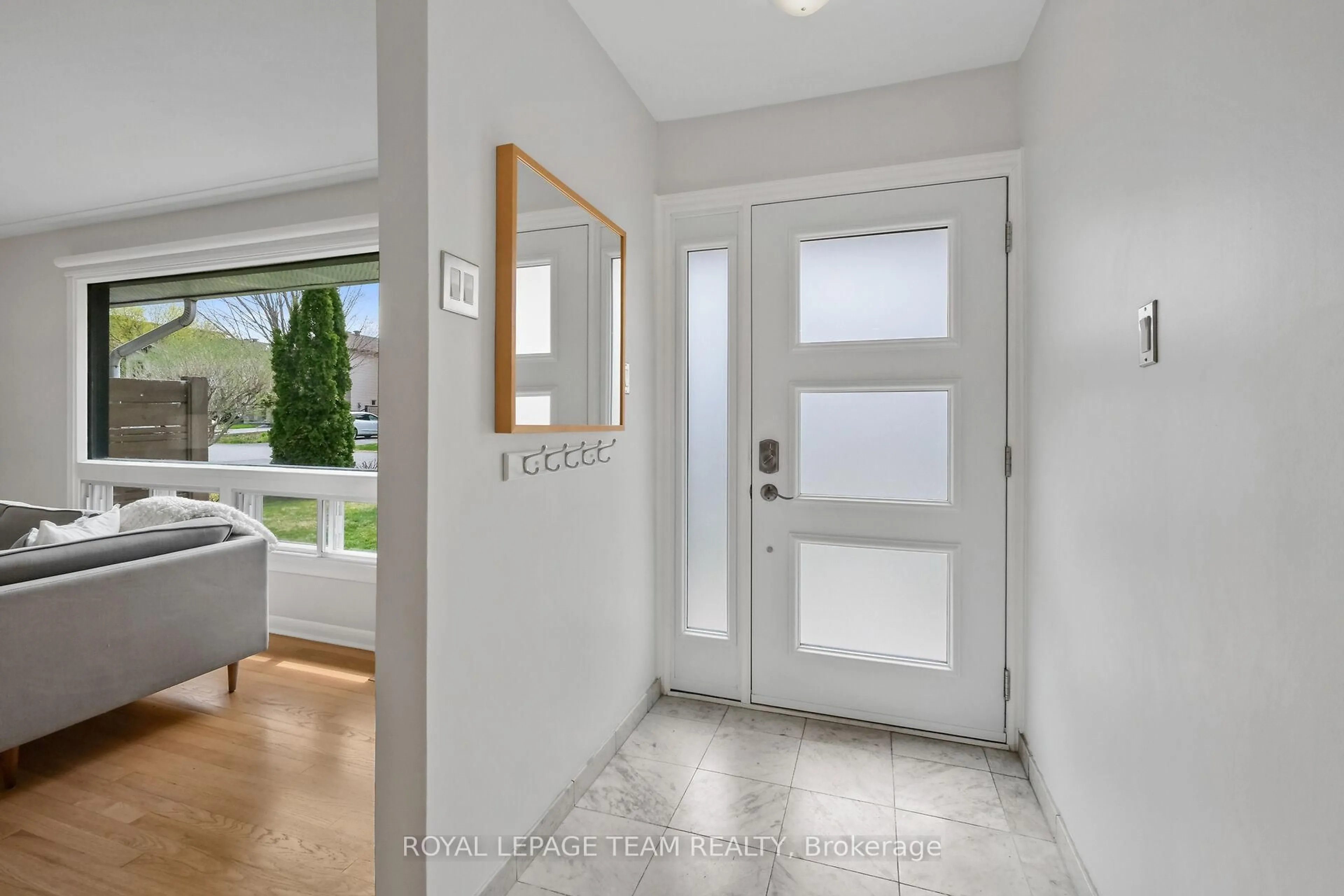 Indoor entryway for 2307 Walsh Ave, Ottawa Ontario K2B 7C1