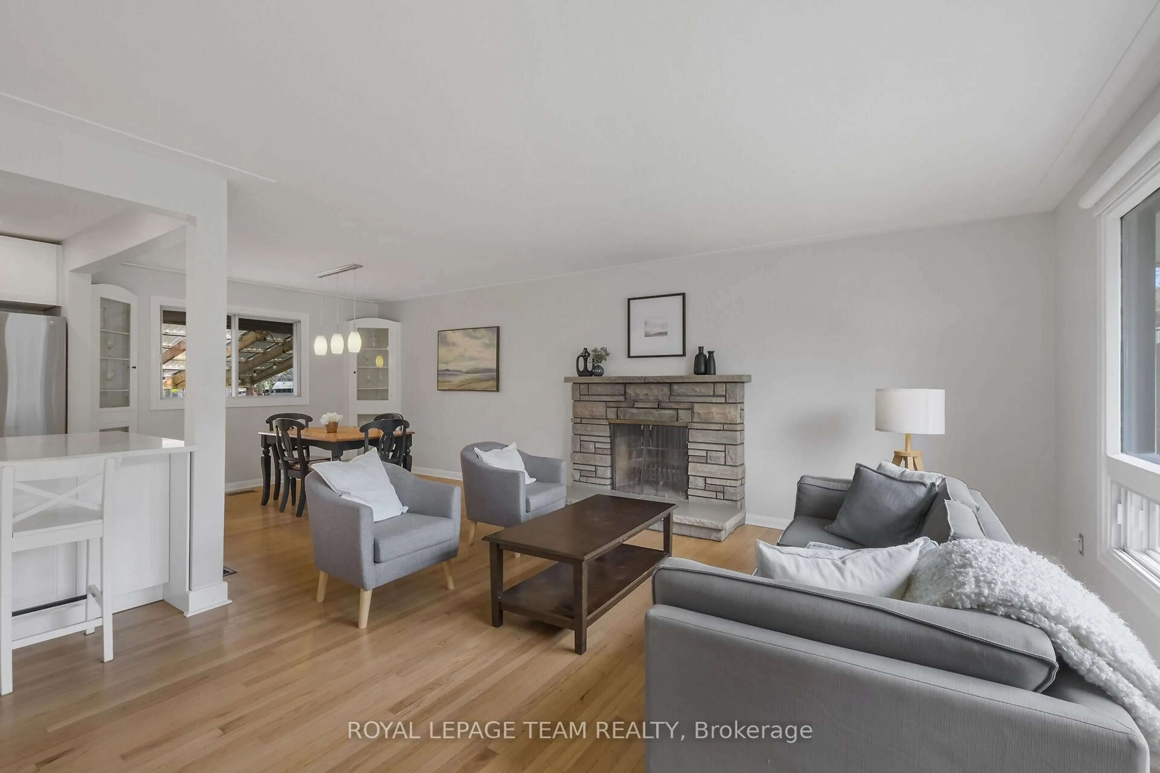 Living room with furniture, unknown for 2307 Walsh Ave, Ottawa Ontario K2B 7C1