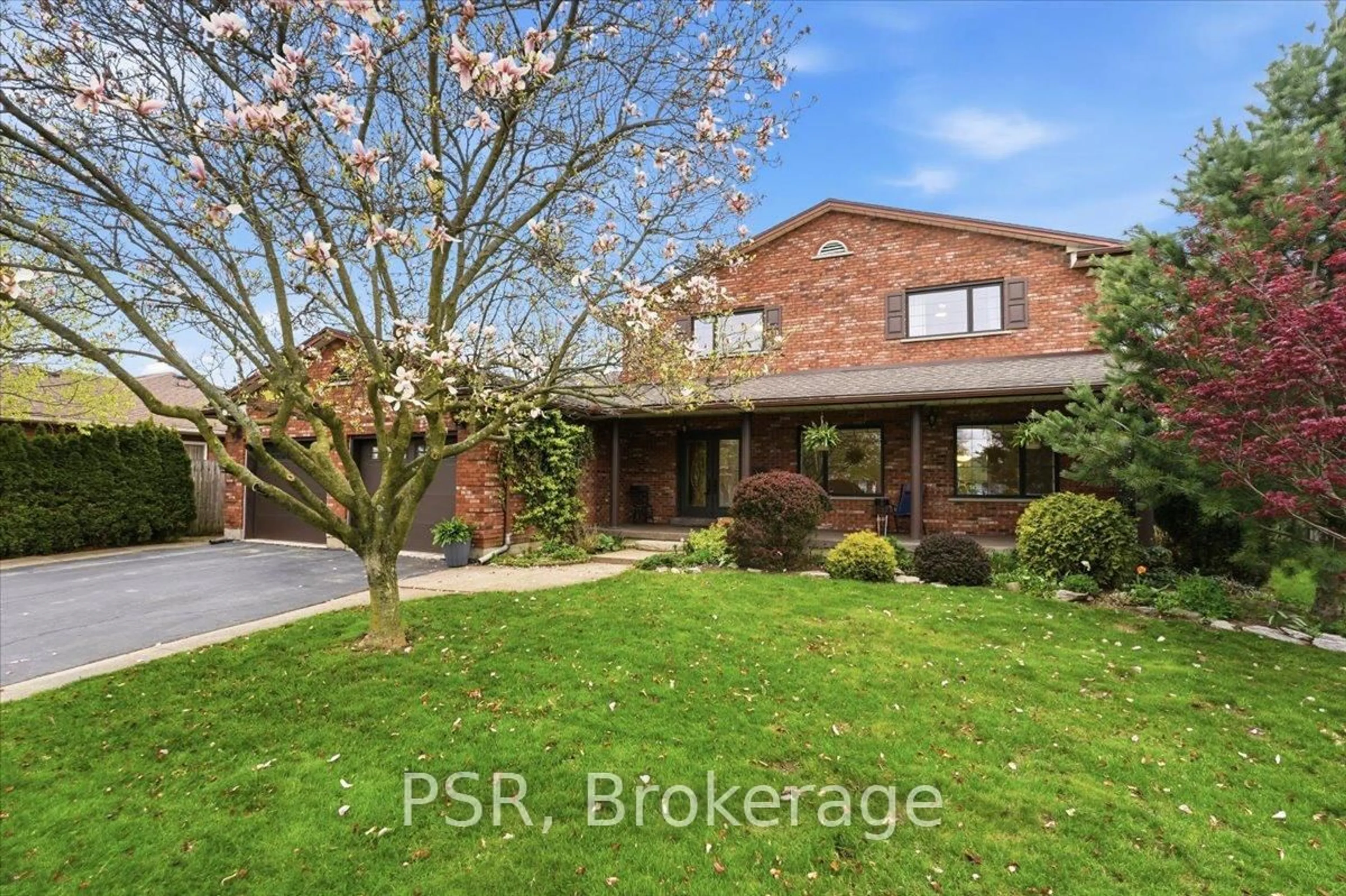 A pic from outside/outdoor area/front of a property/back of a property/a pic from drone, street for 76 Walts St, Welland Ontario L3C 4J3