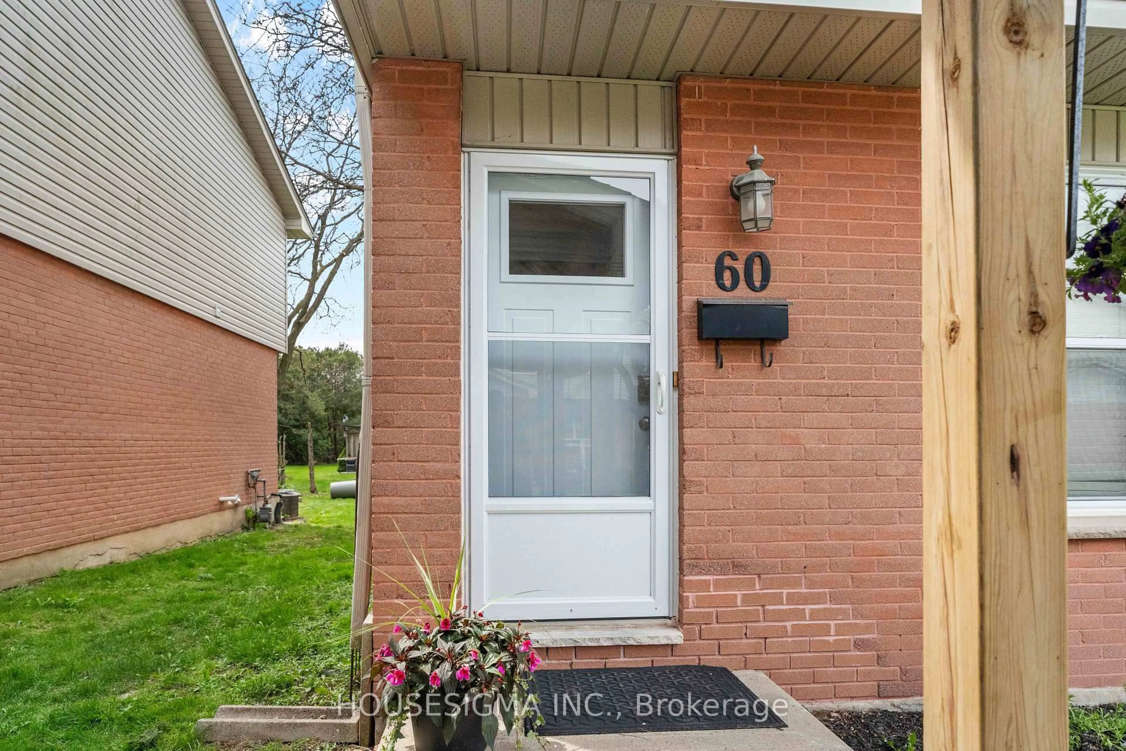 Indoor entryway for 1250 Jalna Blvd #60, London South Ontario N6E 2W4
