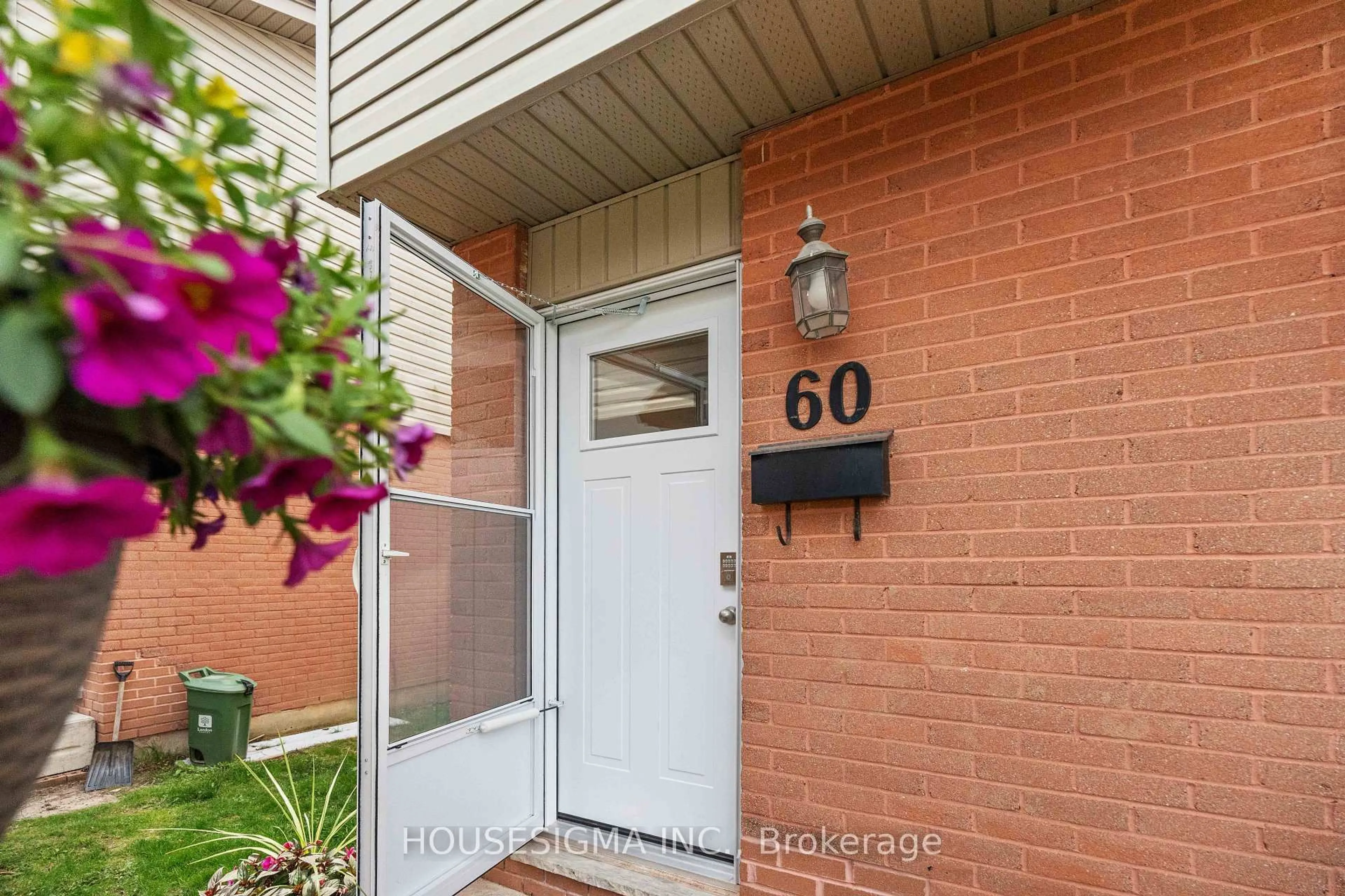 Indoor entryway for 1250 Jalna Blvd #60, London South Ontario N6E 2W4