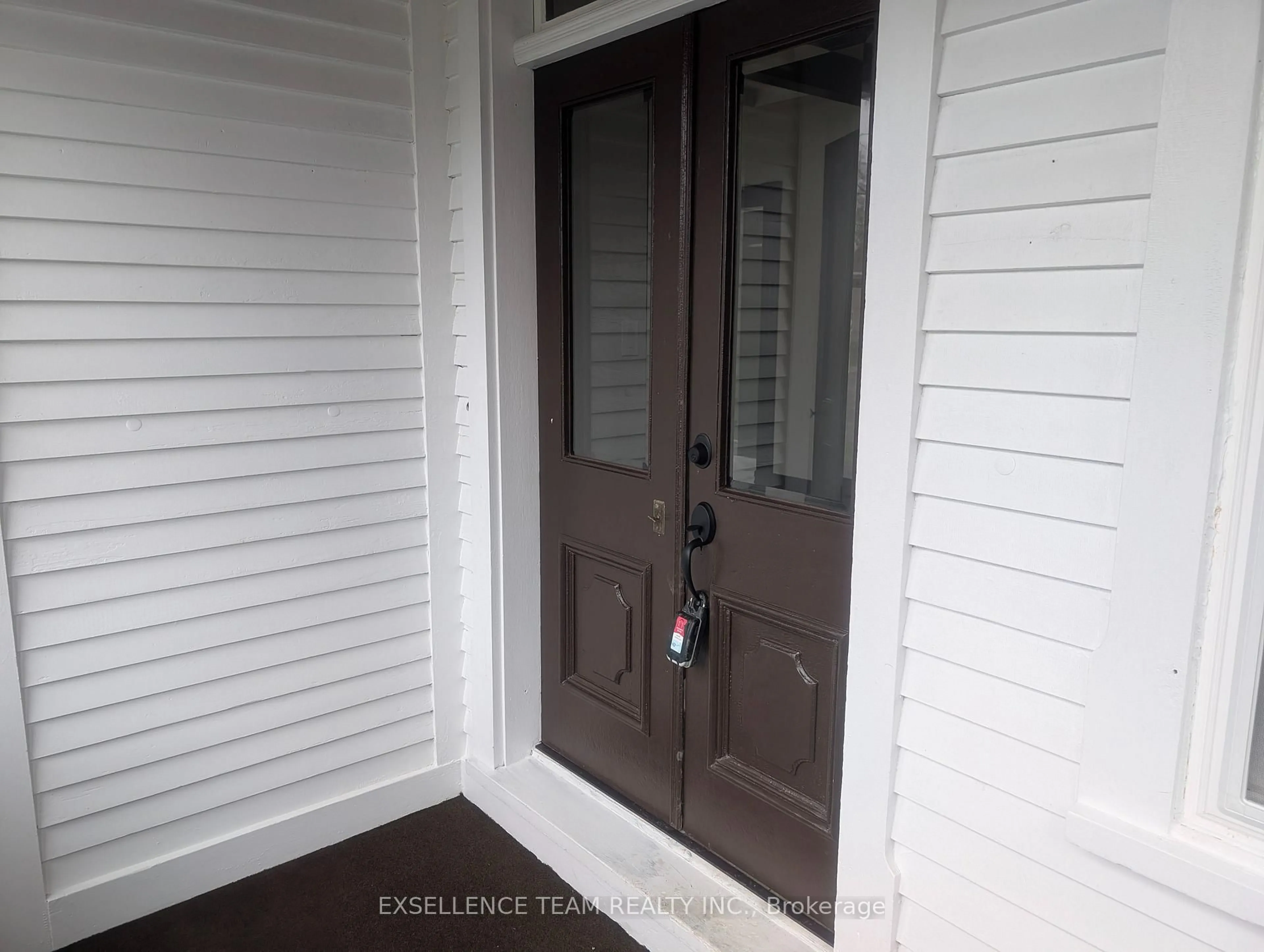 Indoor entryway for 241 Sydney St, Cornwall Ontario K6H 3R3