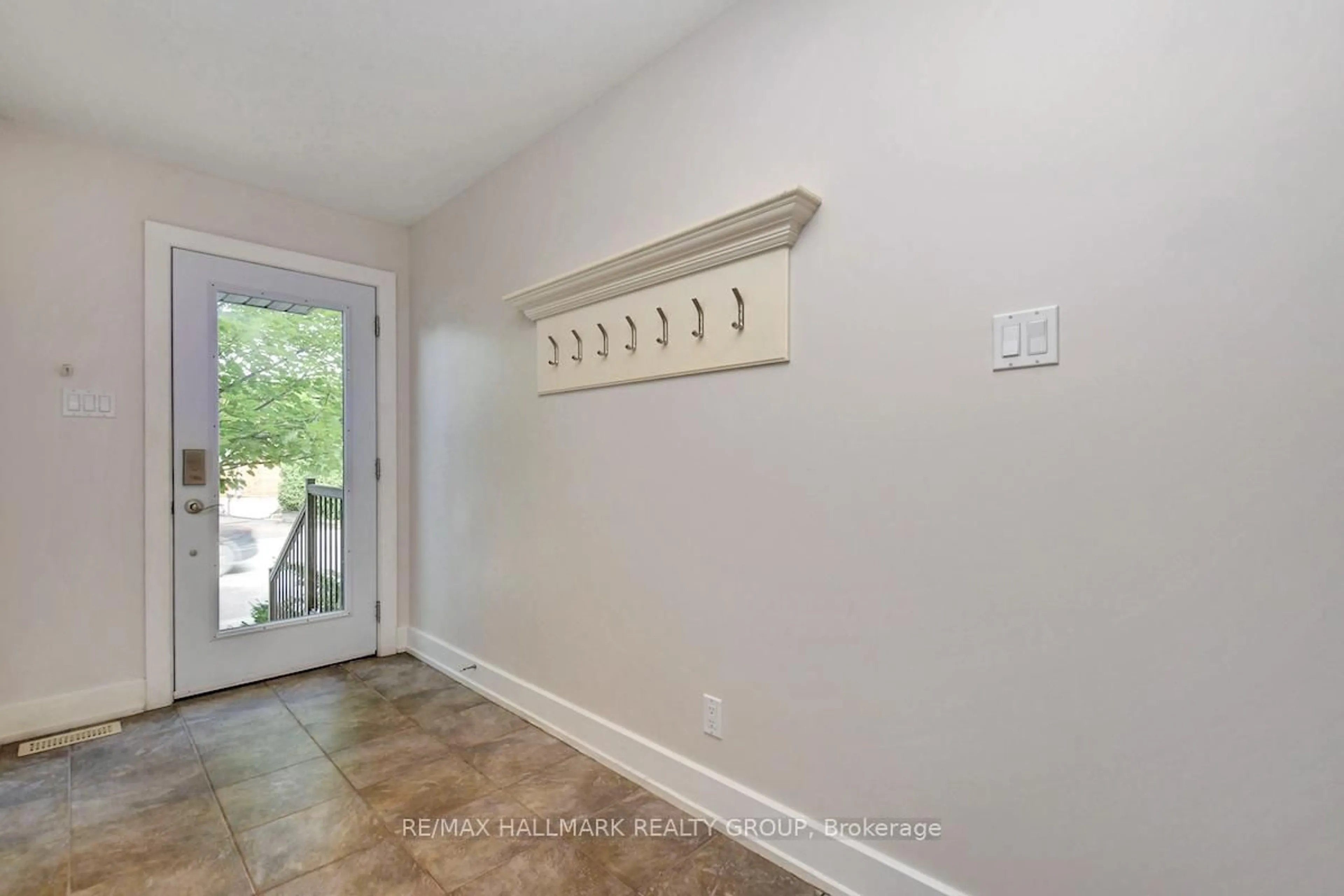 Indoor entryway for 336 Boudreau St, Ottawa Ontario K1L 0A7