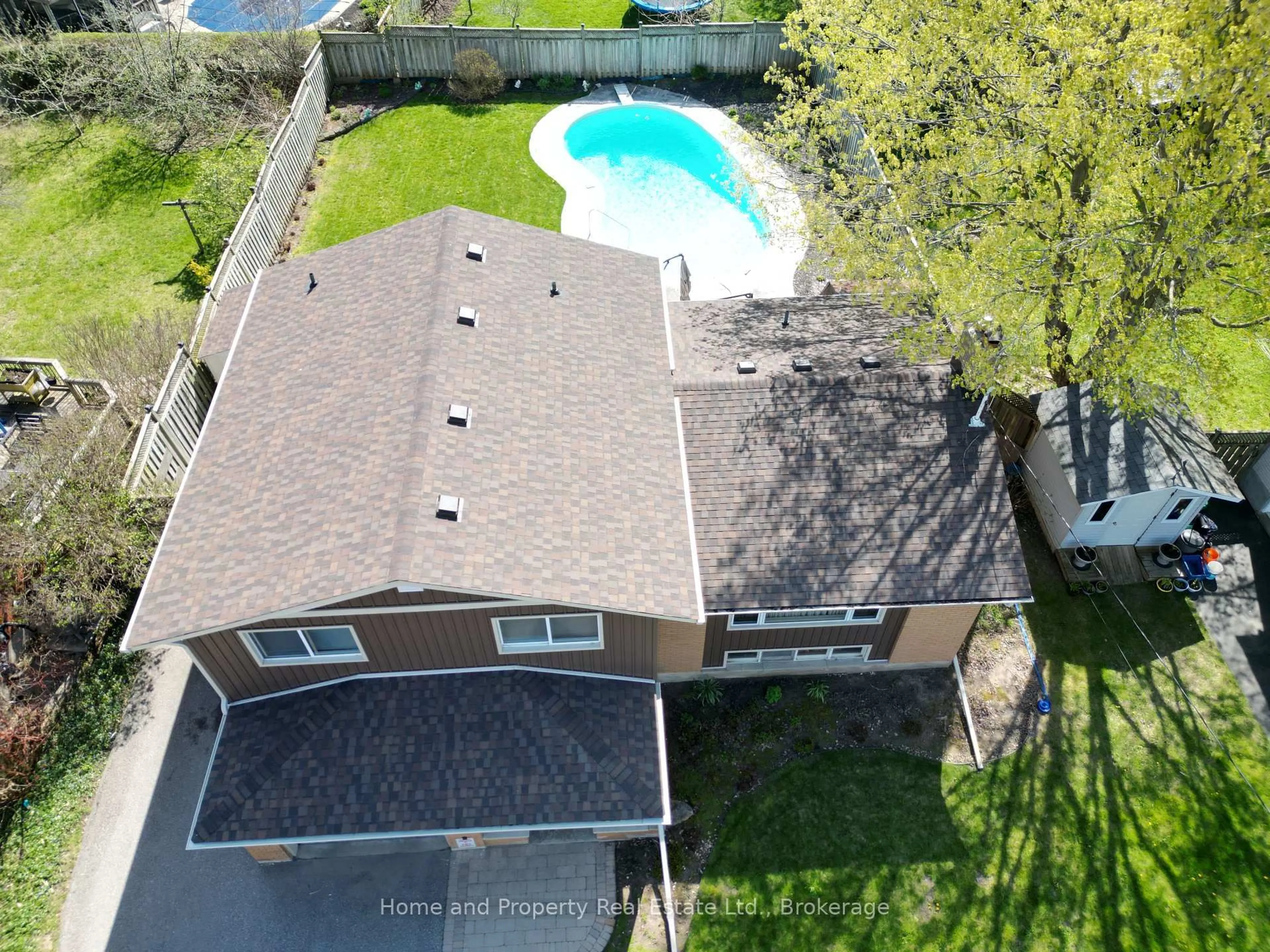 A pic from outside/outdoor area/front of a property/back of a property/a pic from drone, street for 76 Cloverdale Cres, Kitchener Ontario N2M 4X2
