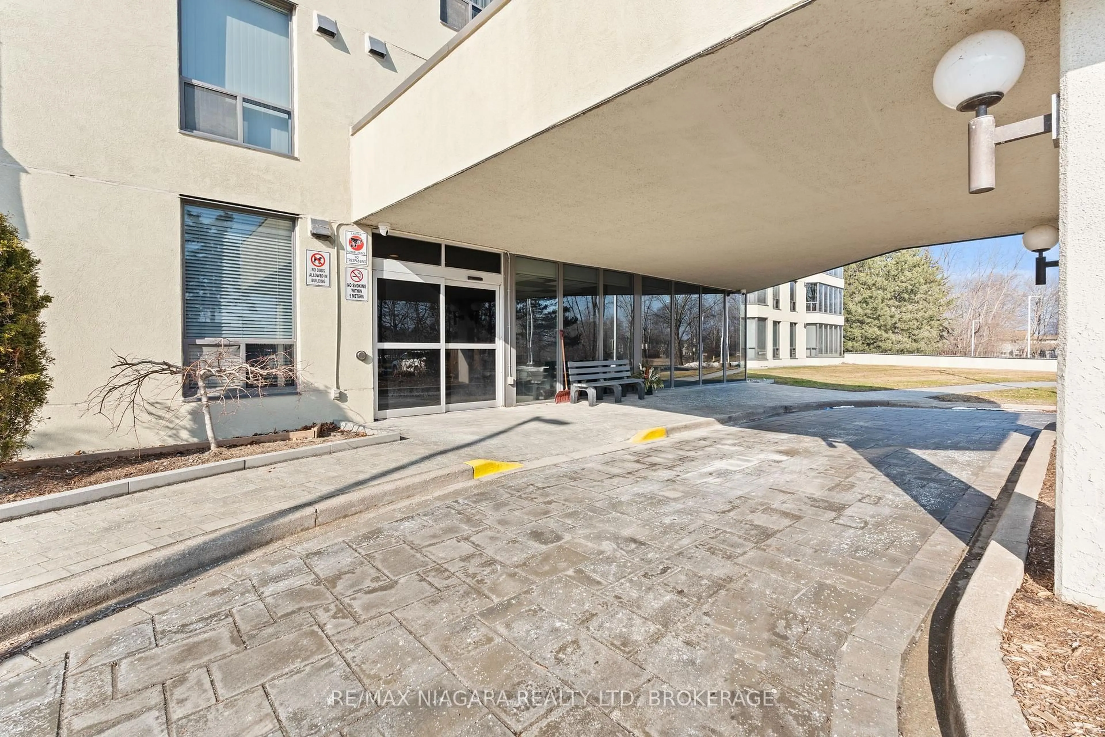 Indoor foyer for 81 Scott St #601, St. Catharines Ontario L2N 7L5