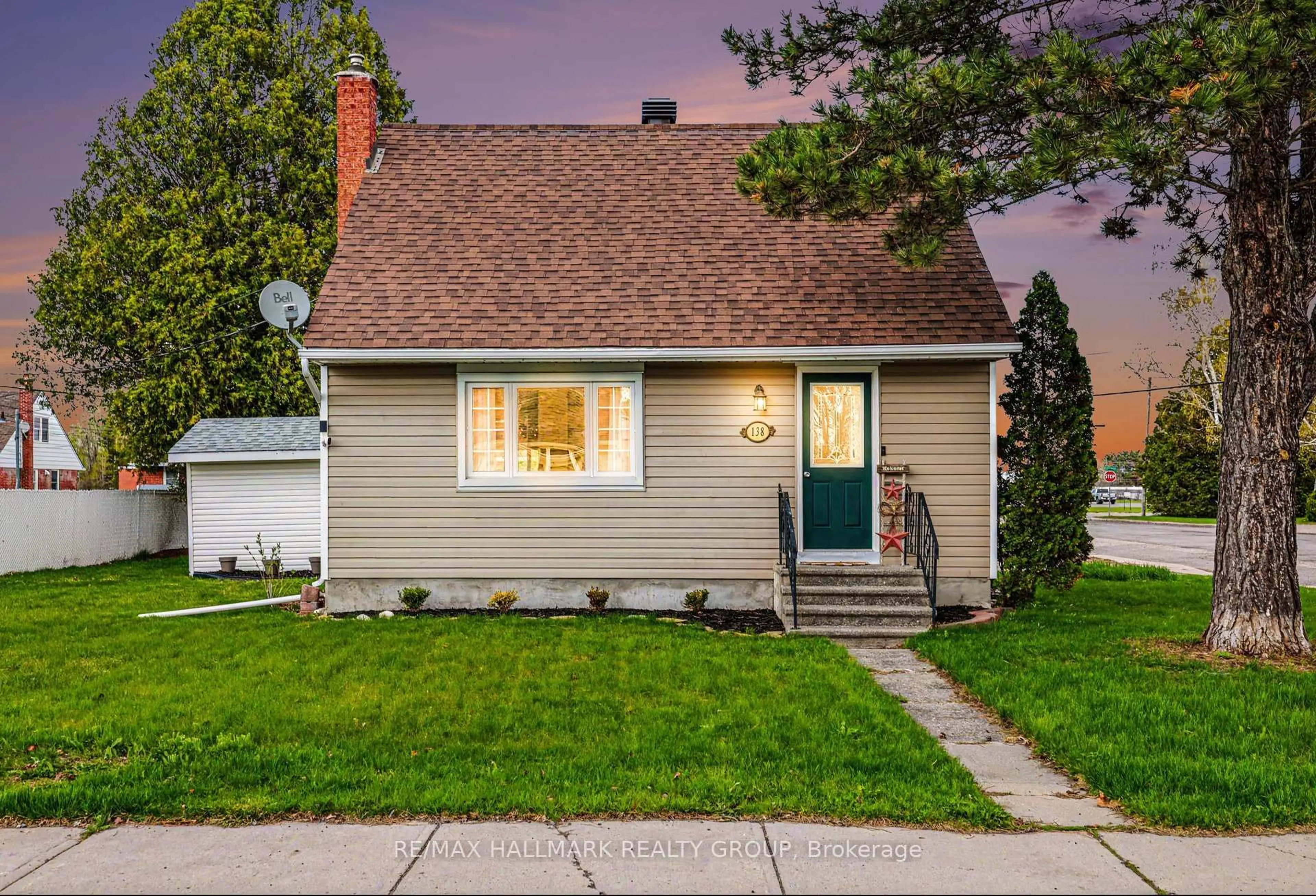Home with vinyl exterior material, street for 138 Third Ave, Arnprior Ontario K7S 1Y8