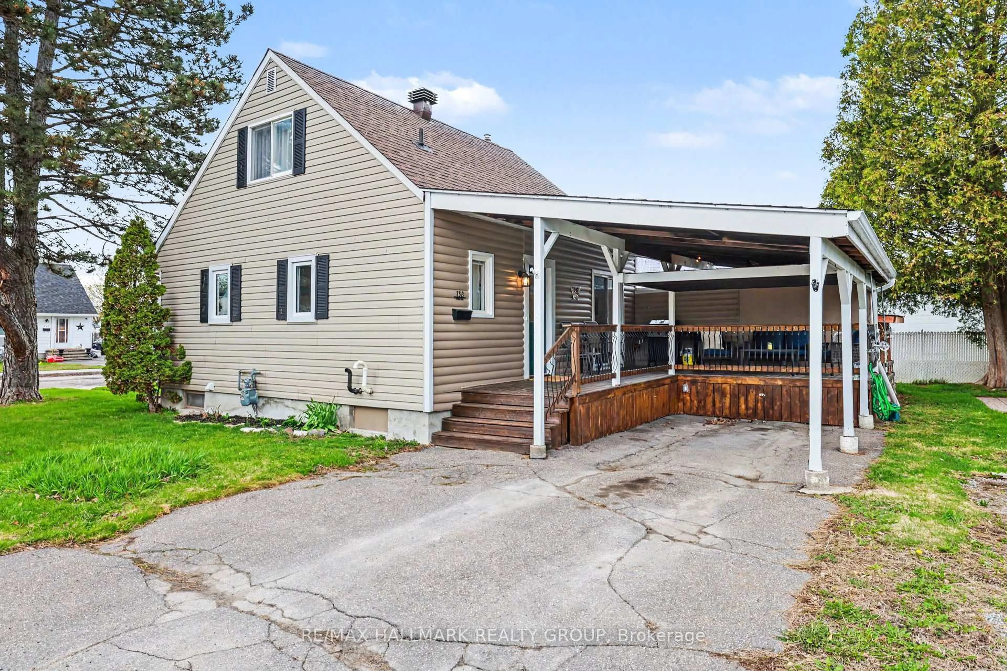 Home with vinyl exterior material, street for 138 Third Ave, Arnprior Ontario K7S 1Y8