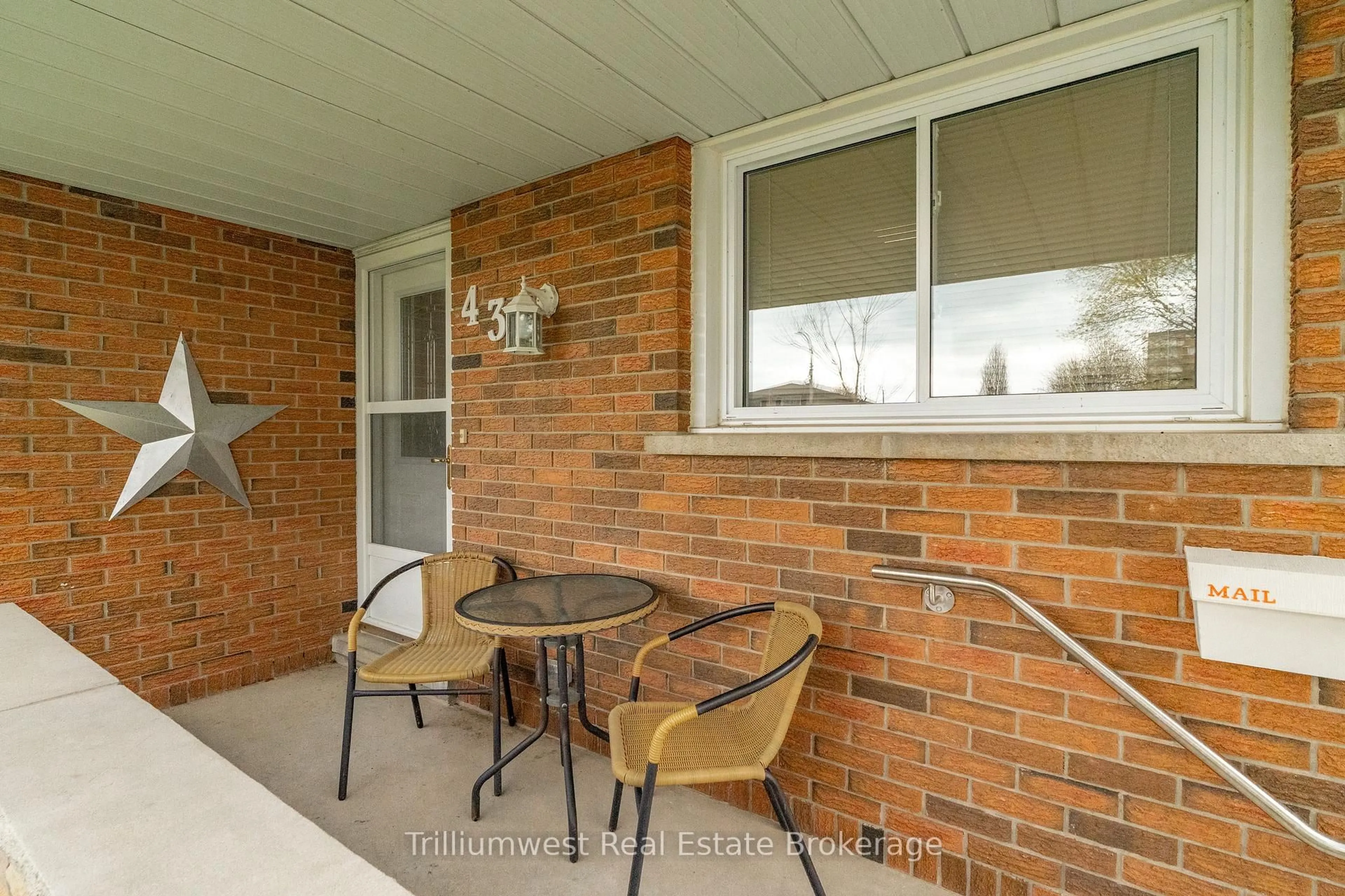 Patio, street for 43 Tupper Cres, Kitchener Ontario N2B 2Y1