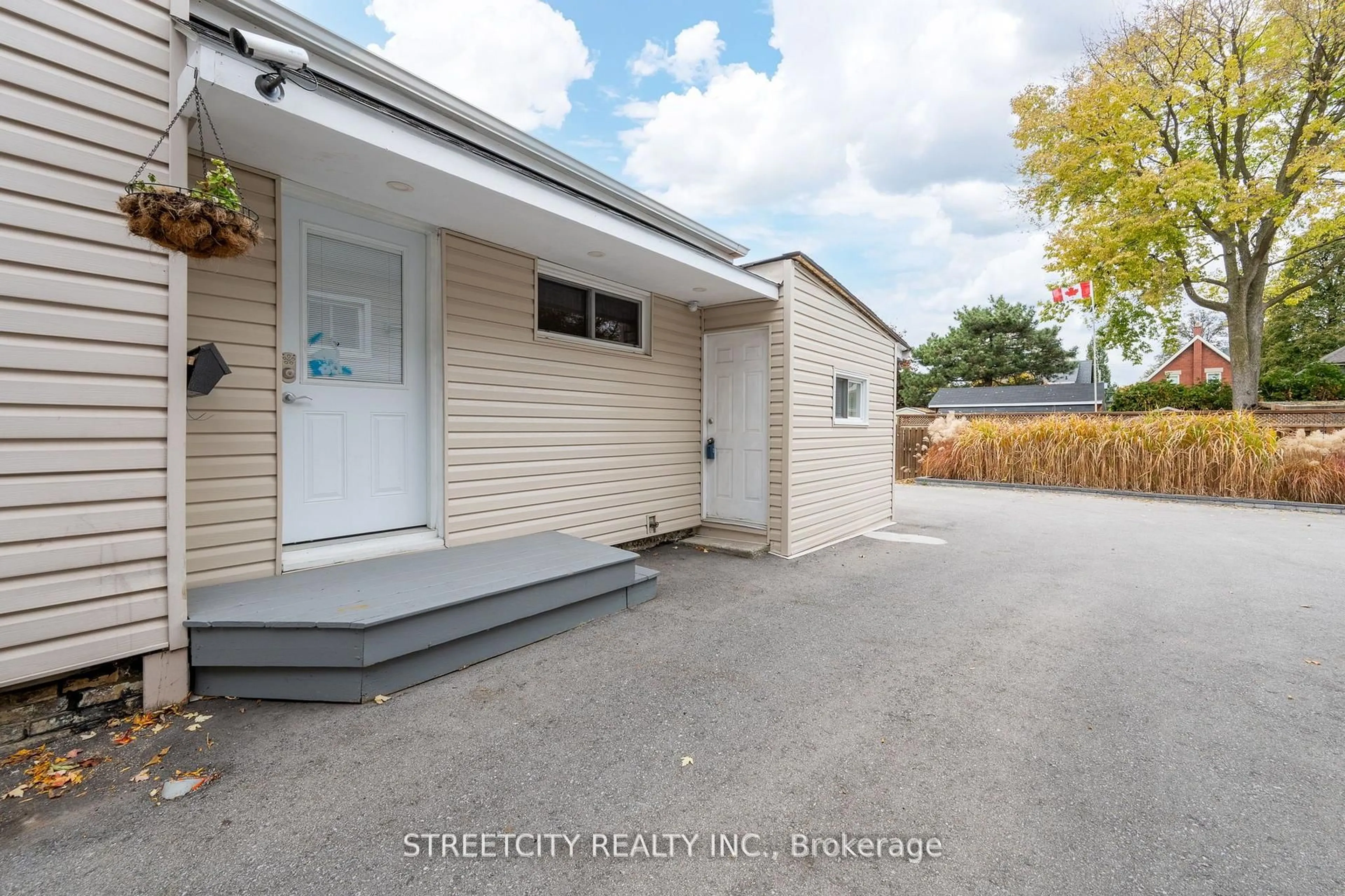 Unknown for 840 Queens Ave, London East Ontario N5W 3H6