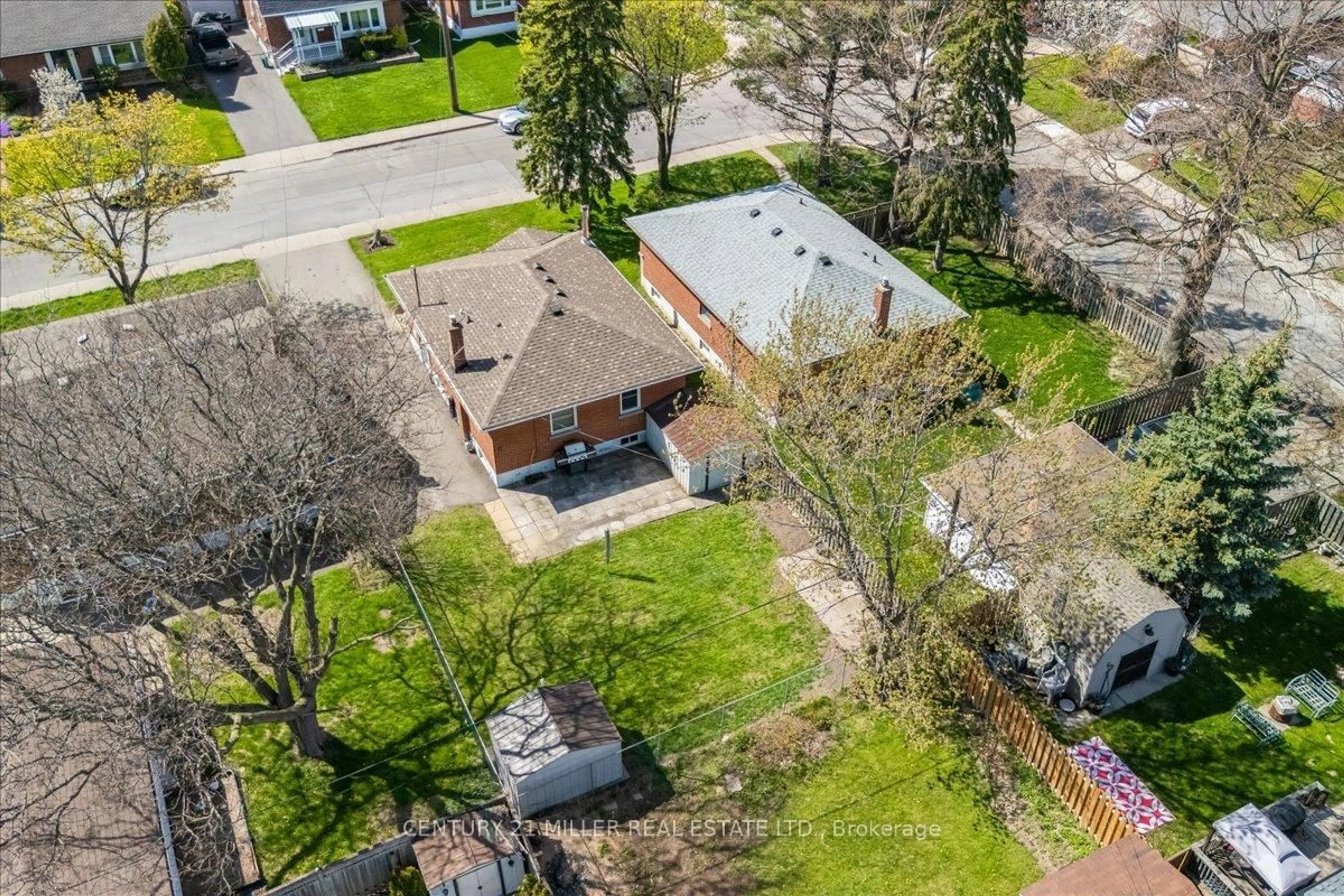 A pic from outside/outdoor area/front of a property/back of a property/a pic from drone, street for 5 Greenwood St, Hamilton Ontario L8T 3N2