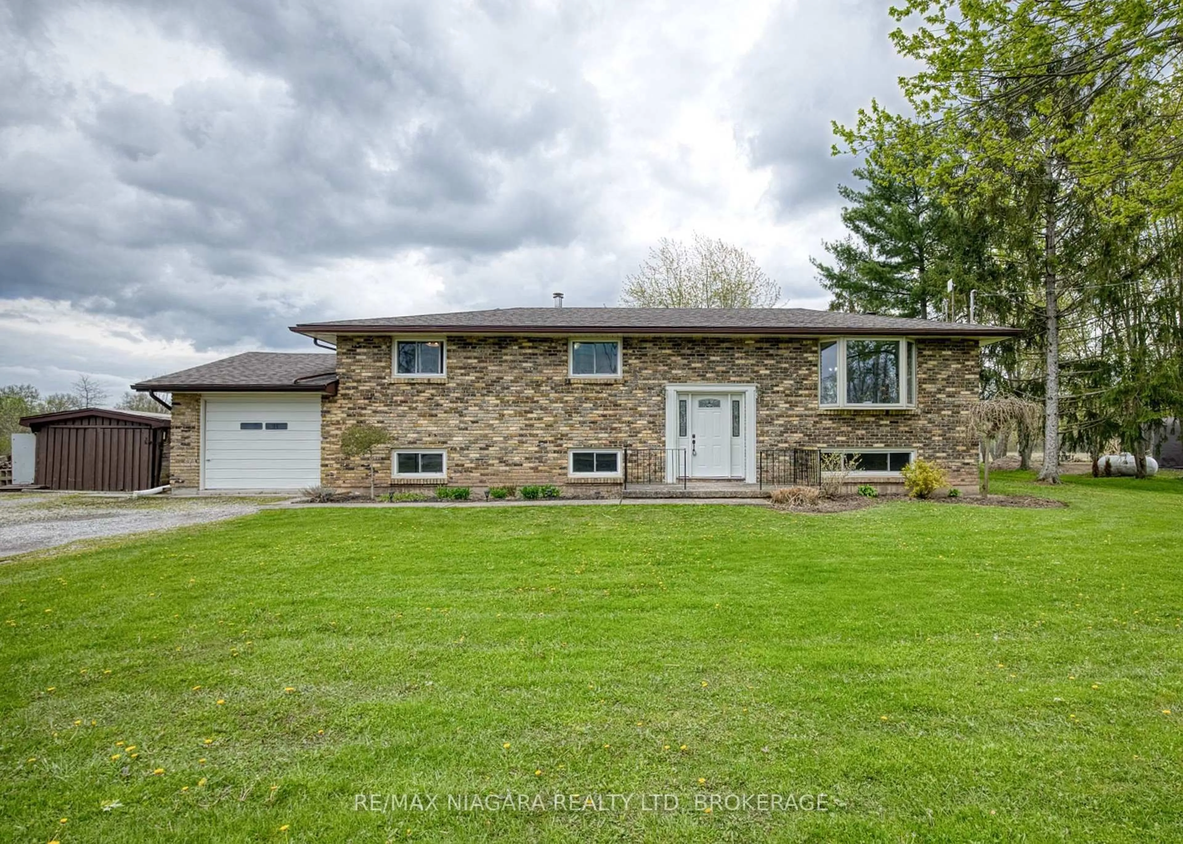 A pic from outside/outdoor area/front of a property/back of a property/a pic from drone, street for 1506 Ott Rd, Fort Erie Ontario L0S 1S0