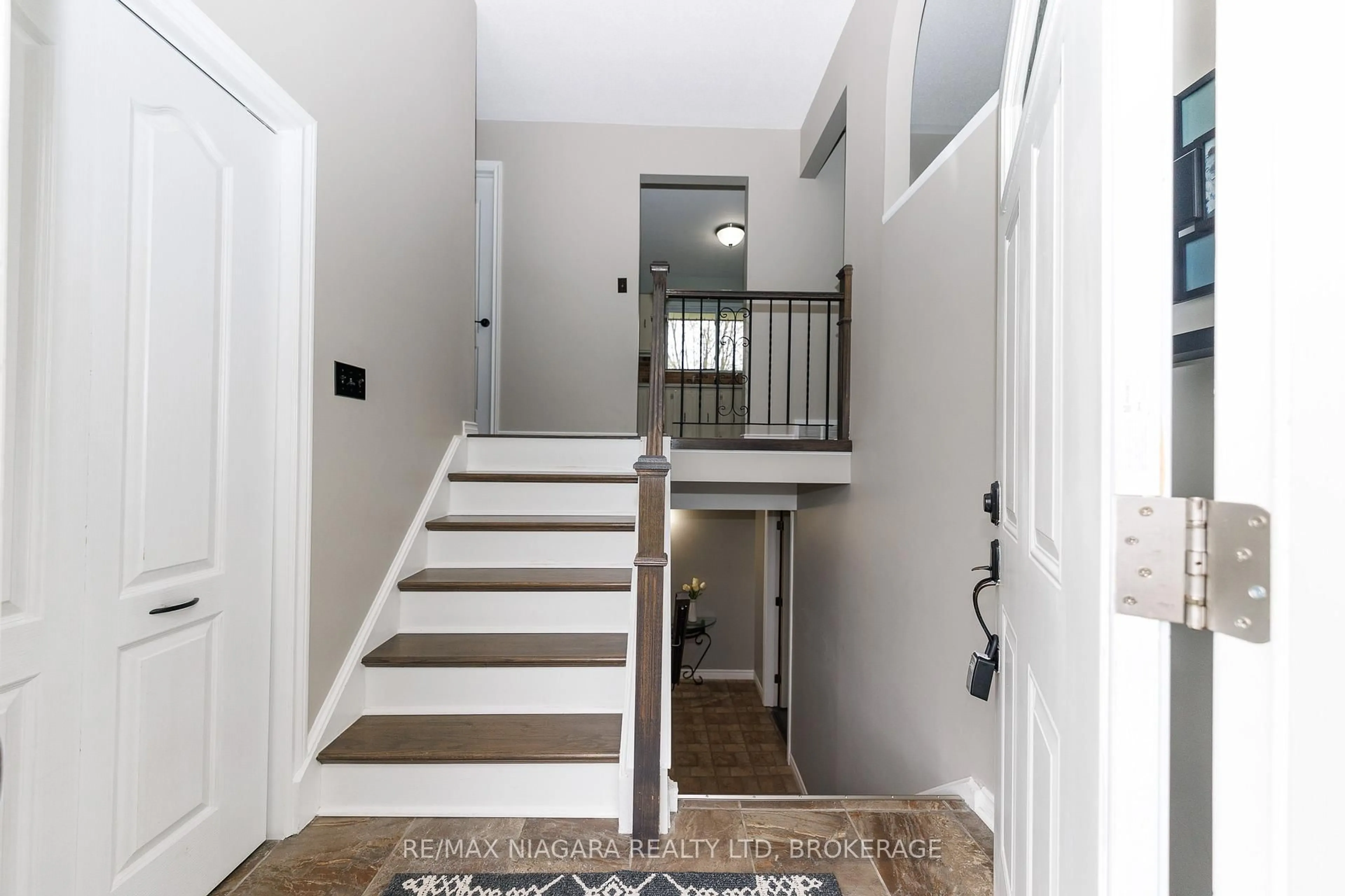 Indoor entryway for 1506 Ott Rd, Fort Erie Ontario L0S 1S0