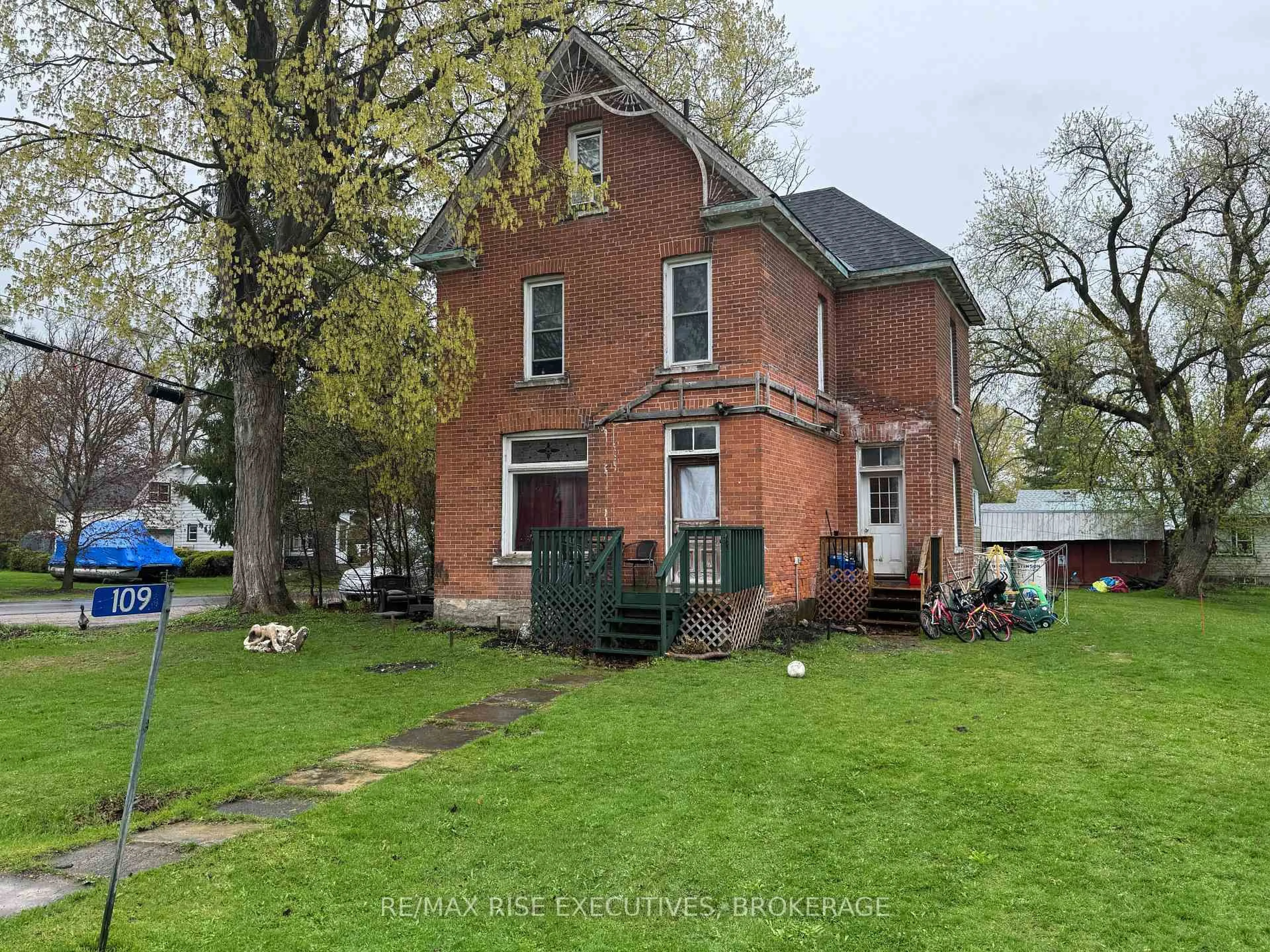 A pic from outside/outdoor area/front of a property/back of a property/a pic from drone, building for 109 Adelaide St, Front of Leeds & Seeleys Bay Ontario K0H 2N0