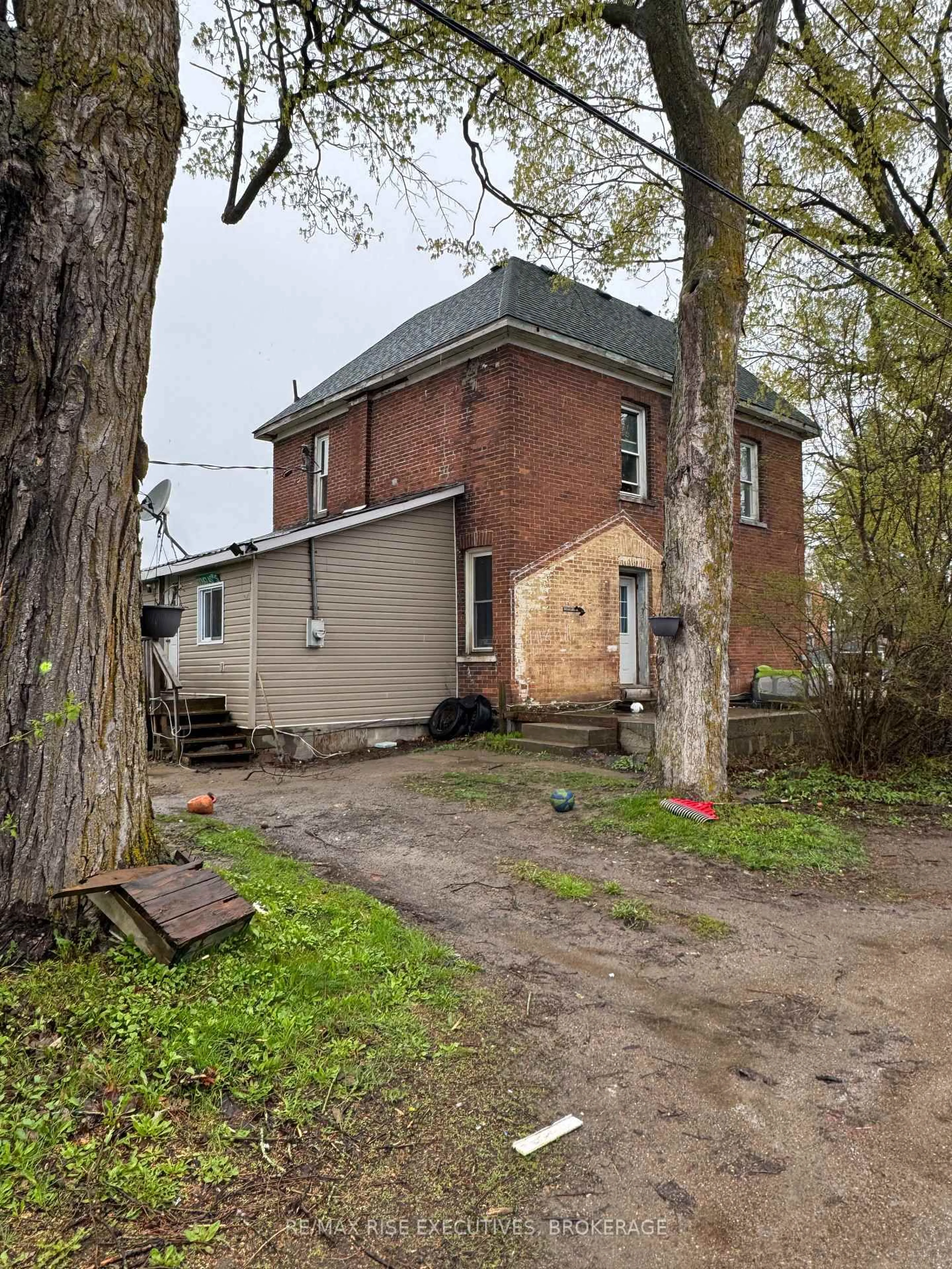 Unknown for 109 Adelaide St, Front of Leeds & Seeleys Bay Ontario K0H 2N0