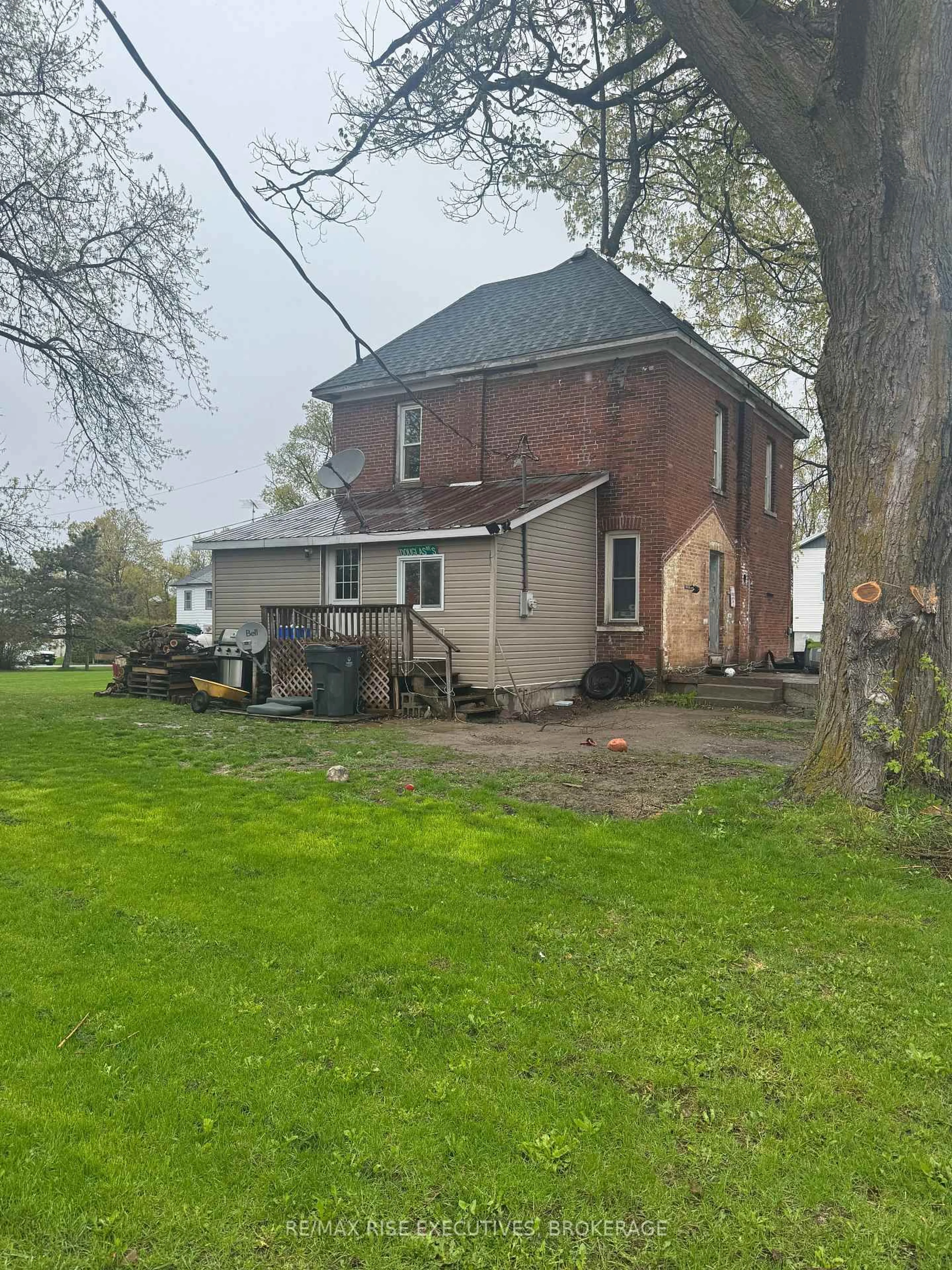 A pic from outside/outdoor area/front of a property/back of a property/a pic from drone, building for 109 Adelaide St, Front of Leeds & Seeleys Bay Ontario K0H 2N0