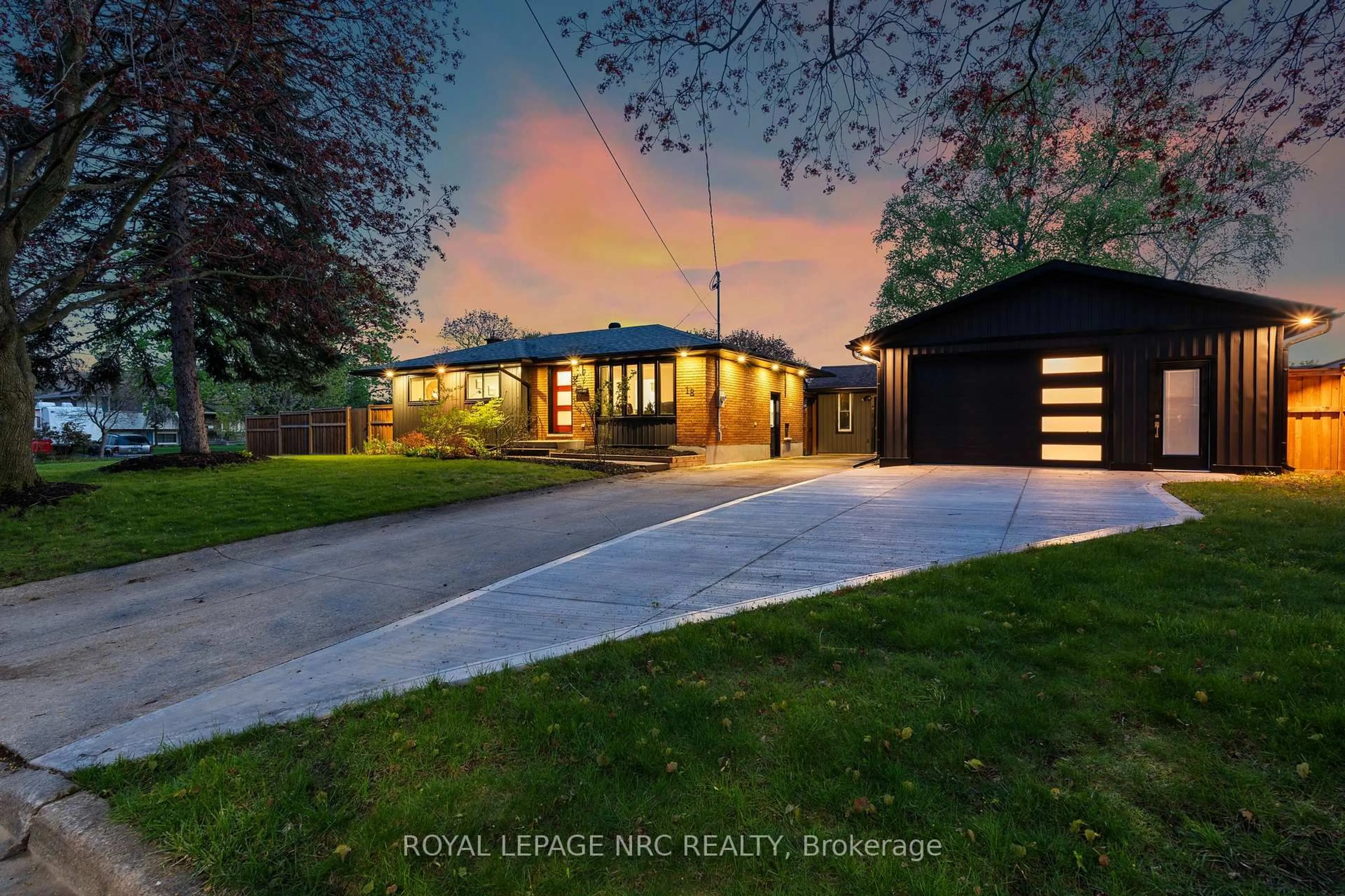 A pic from outside/outdoor area/front of a property/back of a property/a pic from drone, street for 18 Island Rd, St. Catharines Ontario L2M 4B6
