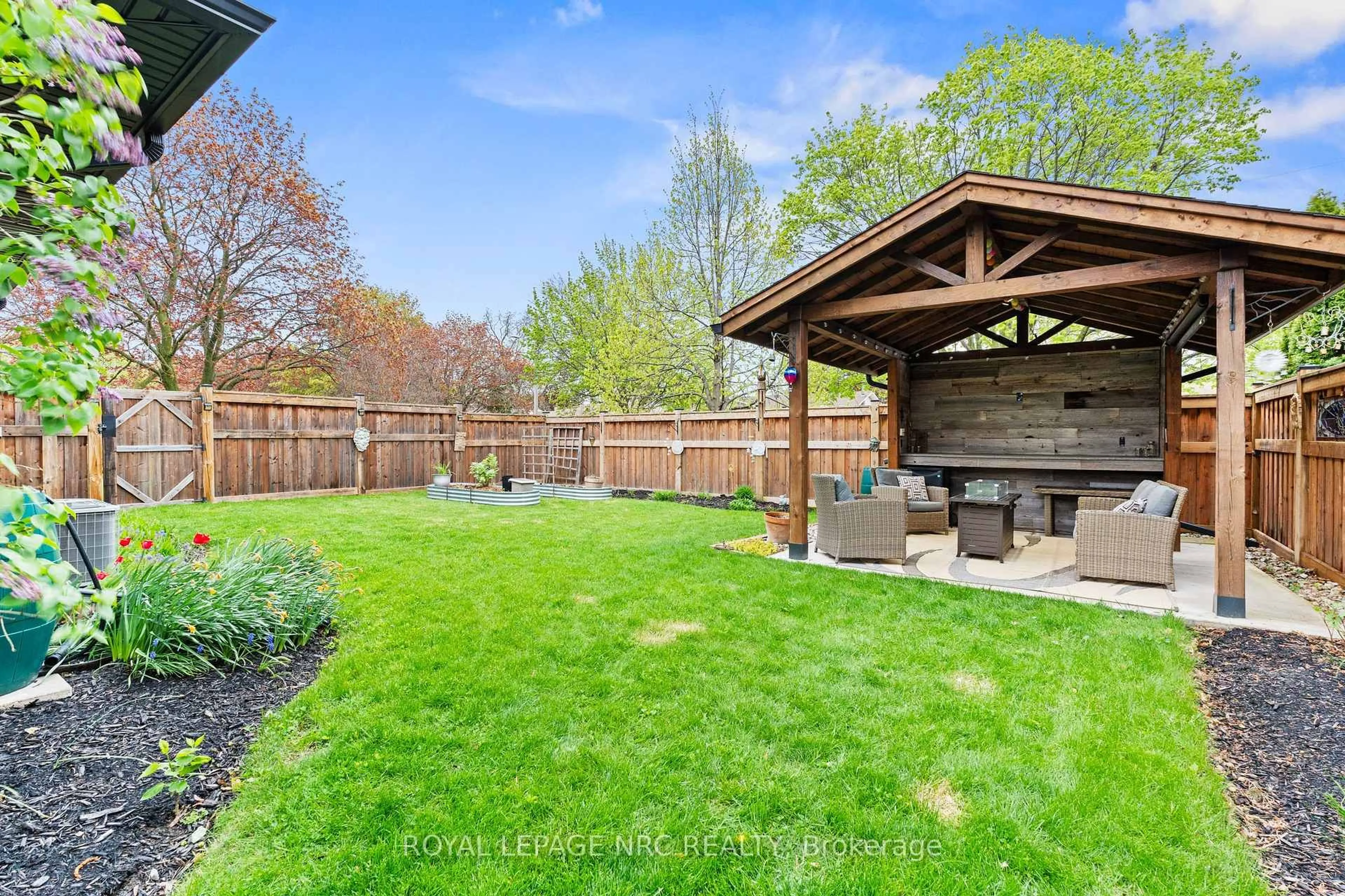 Patio, unknown for 18 Island Rd, St. Catharines Ontario L2M 4B6