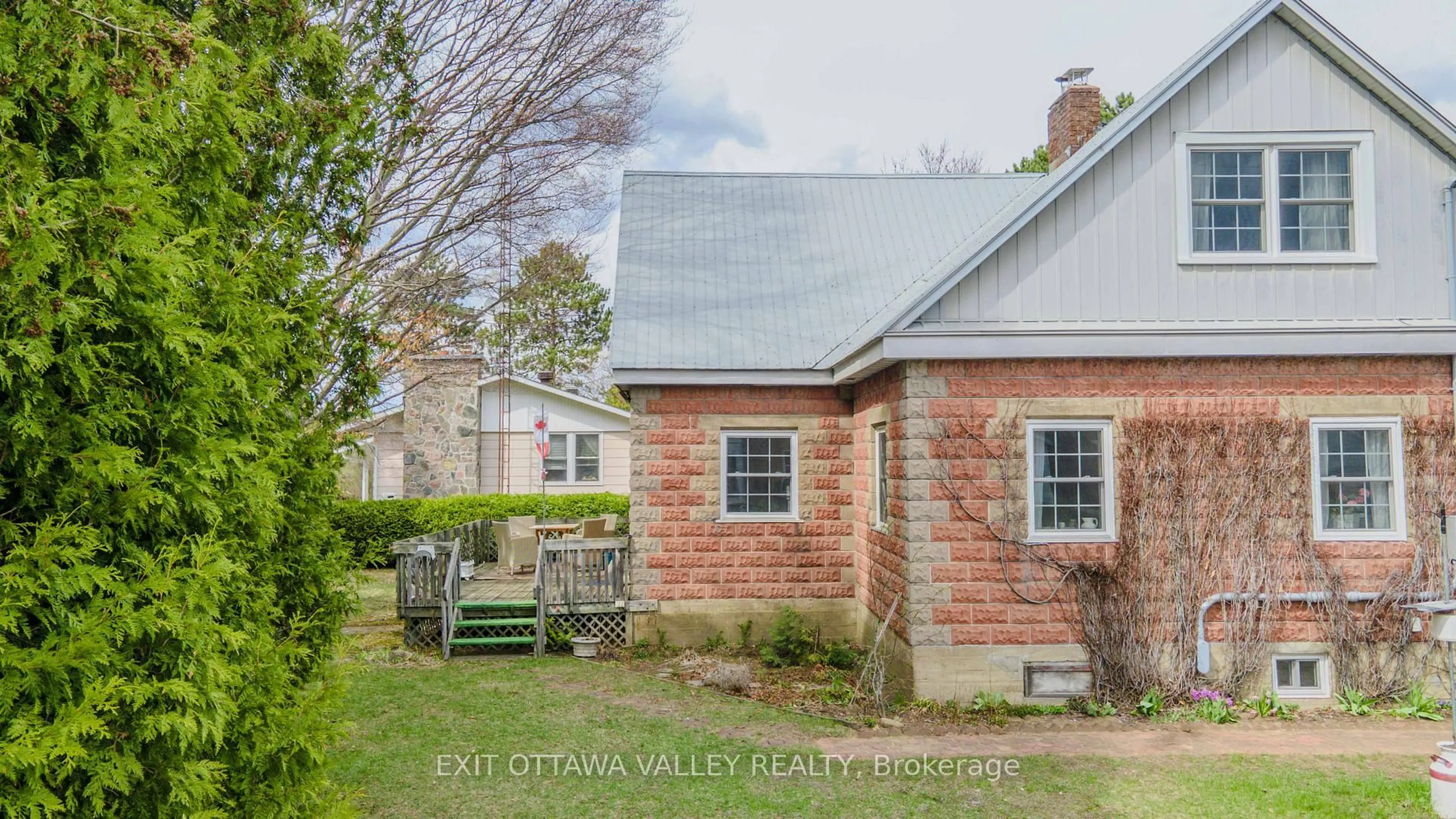 A pic from outside/outdoor area/front of a property/back of a property/a pic from drone, street for 117 Bay St, Barry's Bay Ontario K0J 1B0