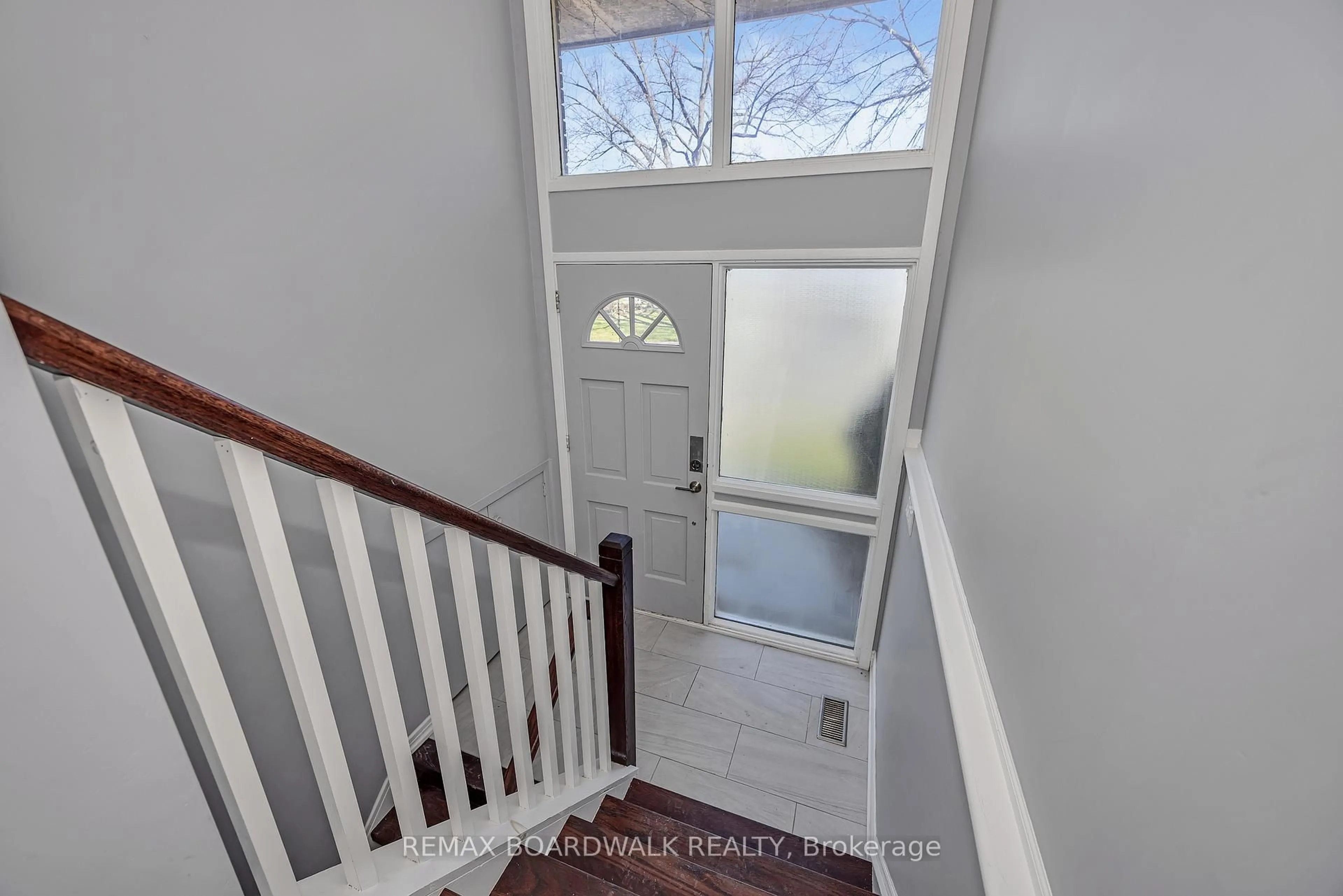 Unknown for 956 Garwood Ave, Ottawa Ontario K1V 6W9