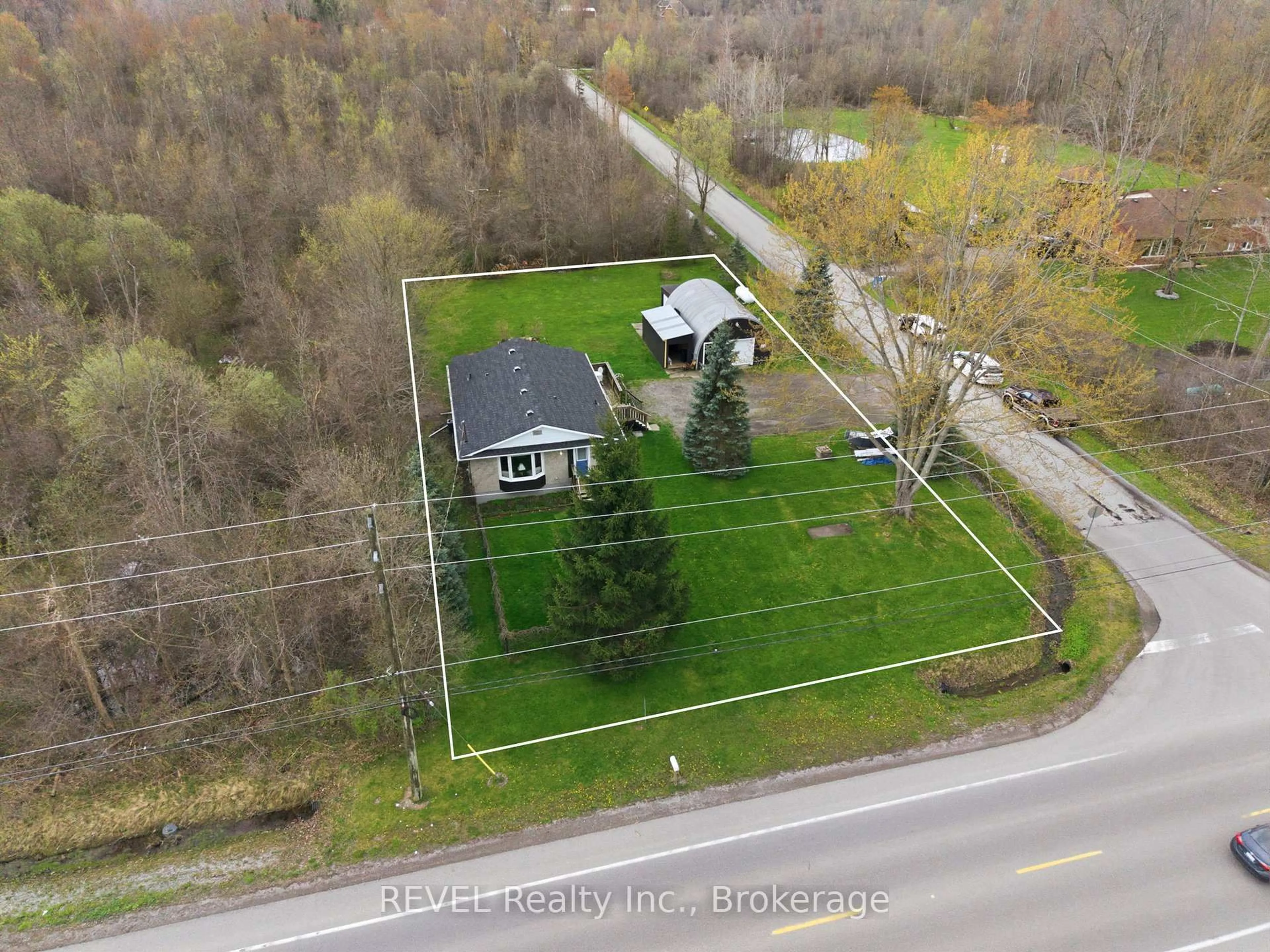 A pic from outside/outdoor area/front of a property/back of a property/a pic from drone, street for 2793 Dominion Rd, Fort Erie Ontario L0S 1N0