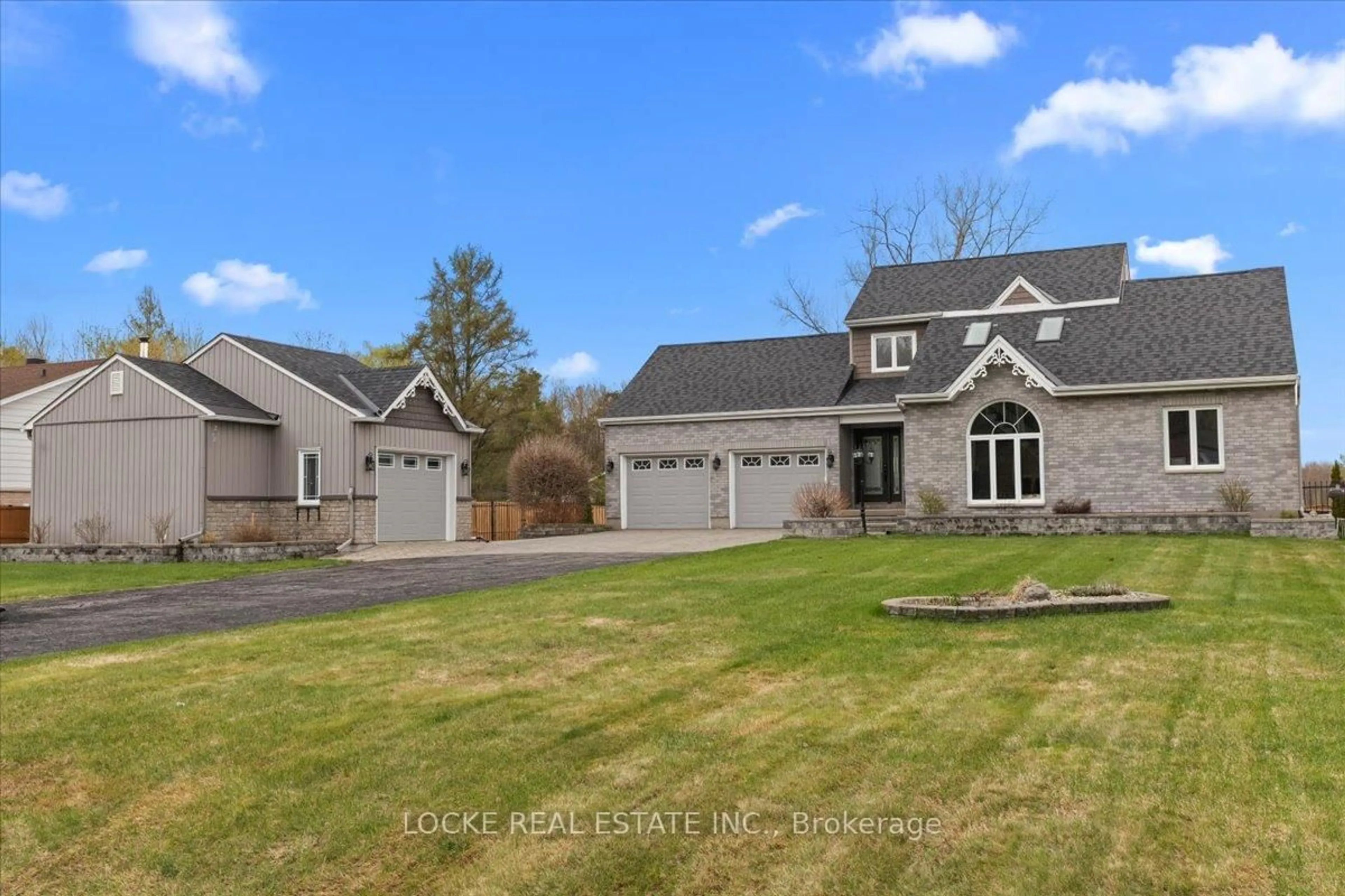 A pic from outside/outdoor area/front of a property/back of a property/a pic from drone, unknown for 1920 Landry St, Clarence-Rockland Ontario K0A 1N0