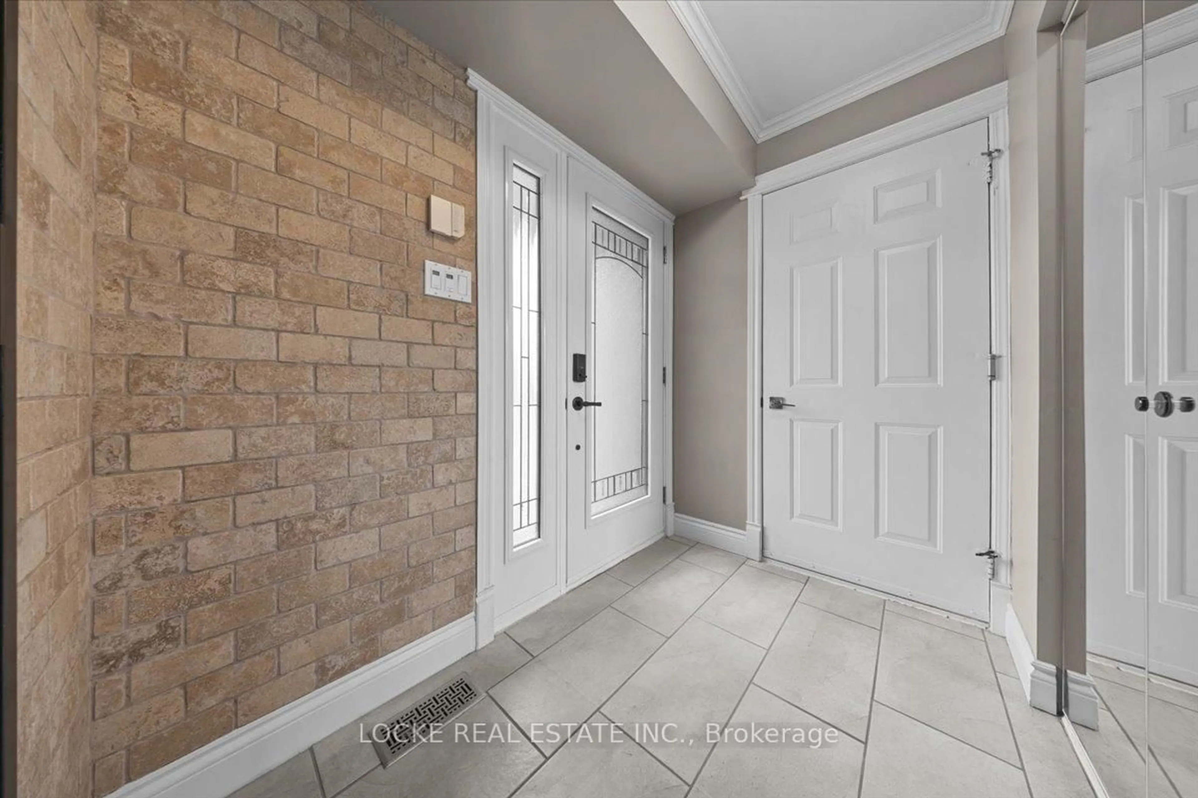 Indoor entryway for 1920 Landry St, Clarence-Rockland Ontario K0A 1N0