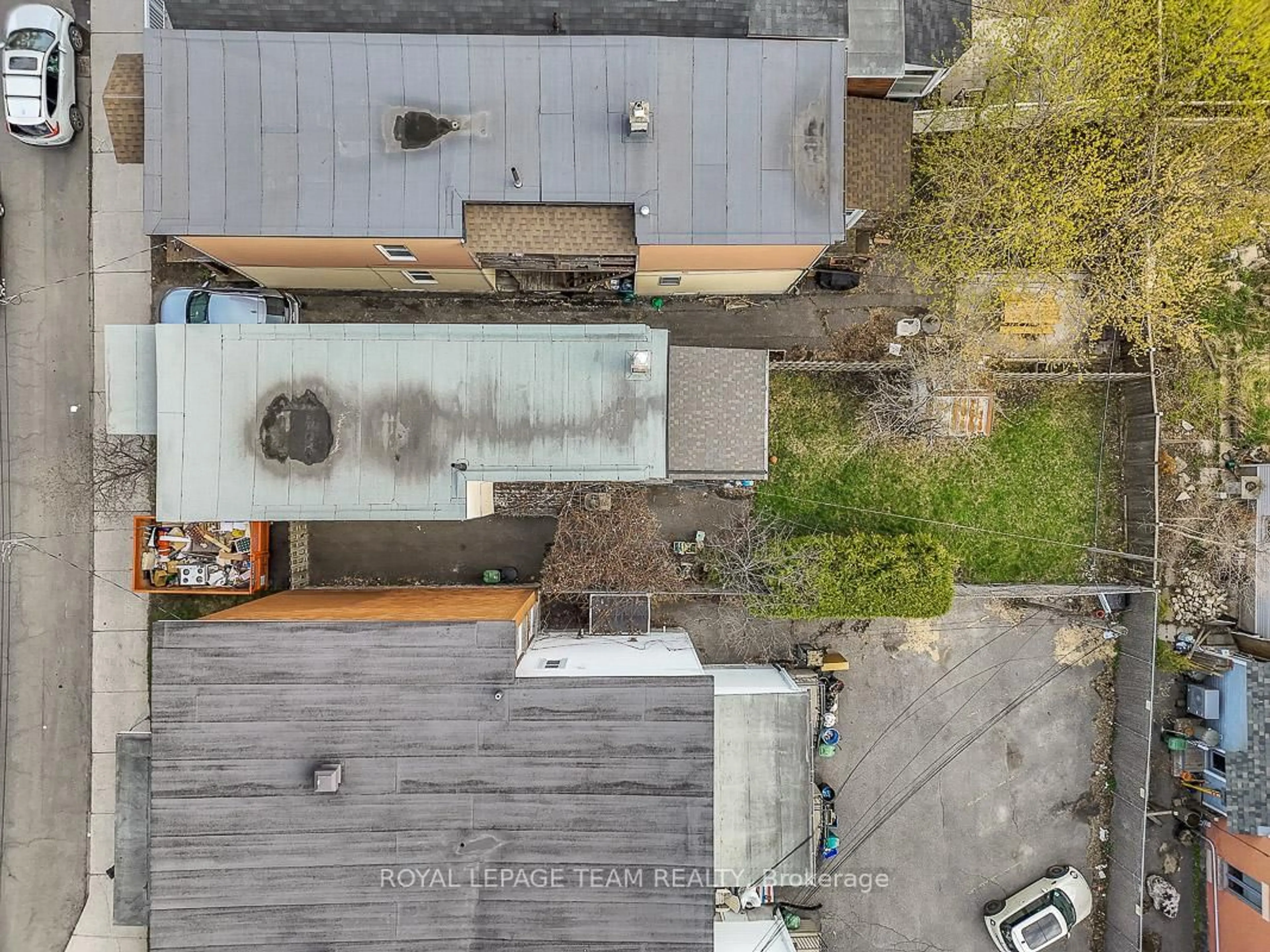 A pic from outside/outdoor area/front of a property/back of a property/a pic from drone, city buildings view from balcony for 178 Rochester St, Ottawa Ontario K1R 7M6