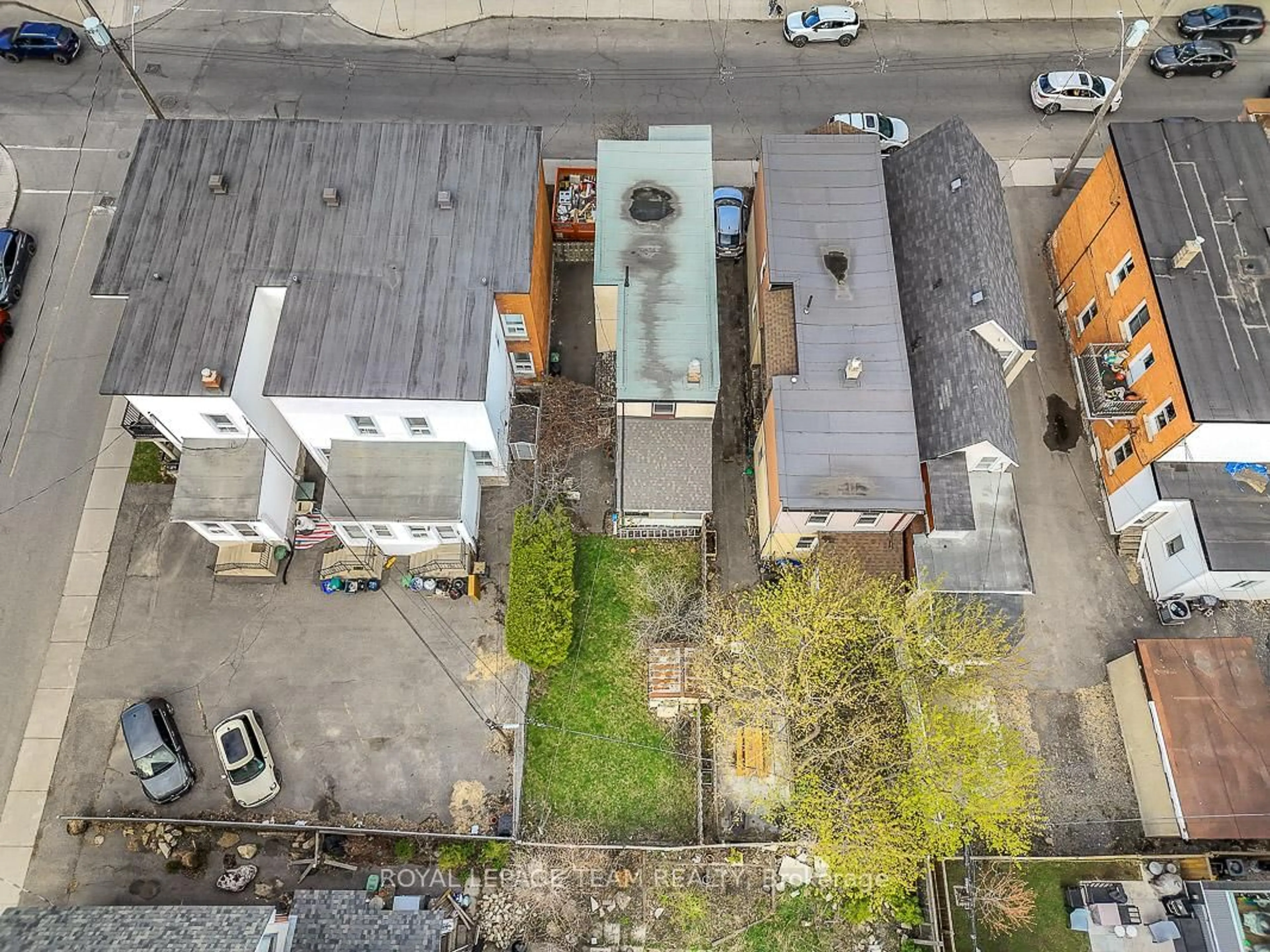 A pic from outside/outdoor area/front of a property/back of a property/a pic from drone, city buildings view from balcony for 178 Rochester St, Ottawa Ontario K1R 7M6