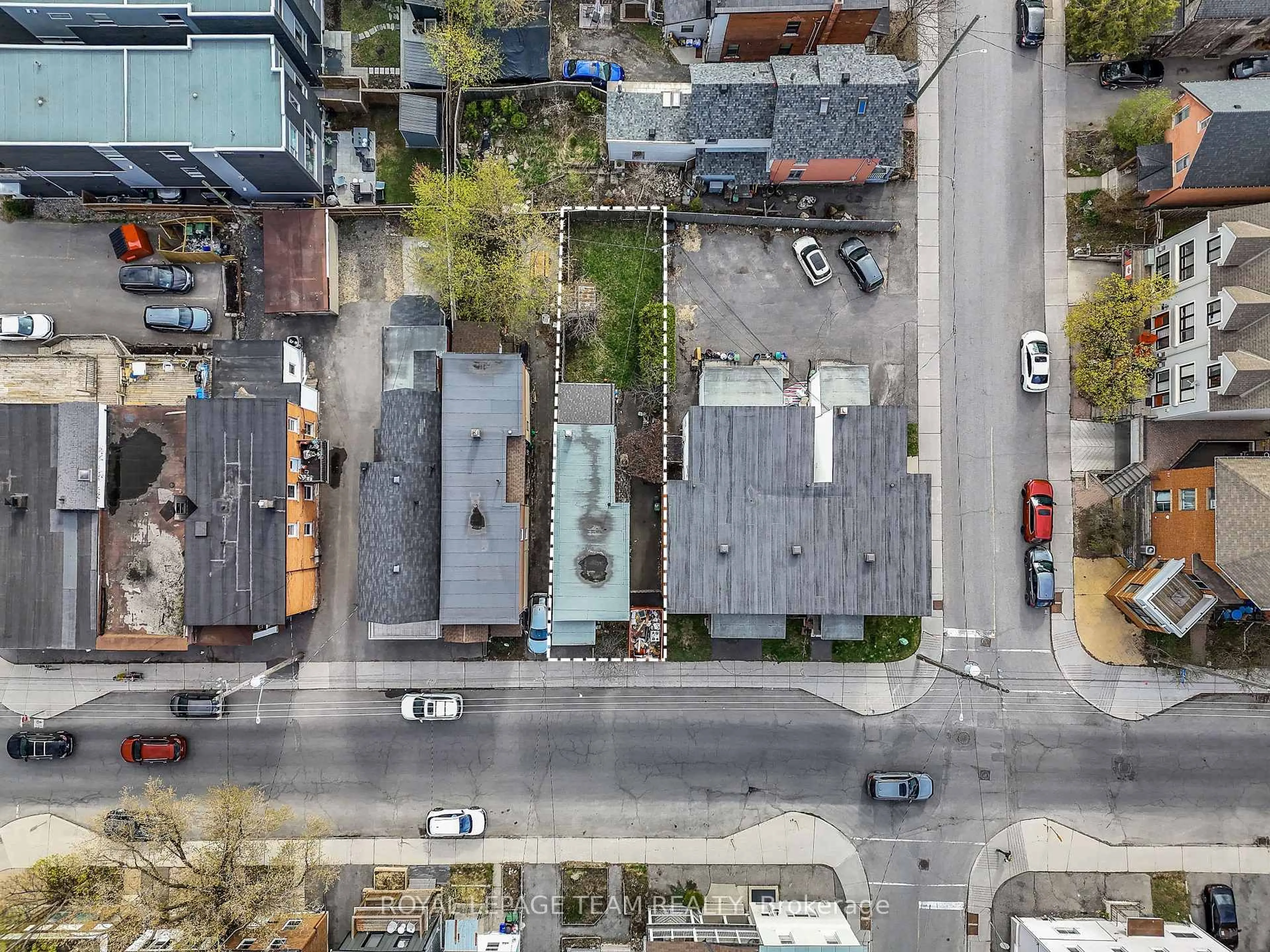 A pic from outside/outdoor area/front of a property/back of a property/a pic from drone, street for 178 Rochester St, Ottawa Ontario K1R 7M6