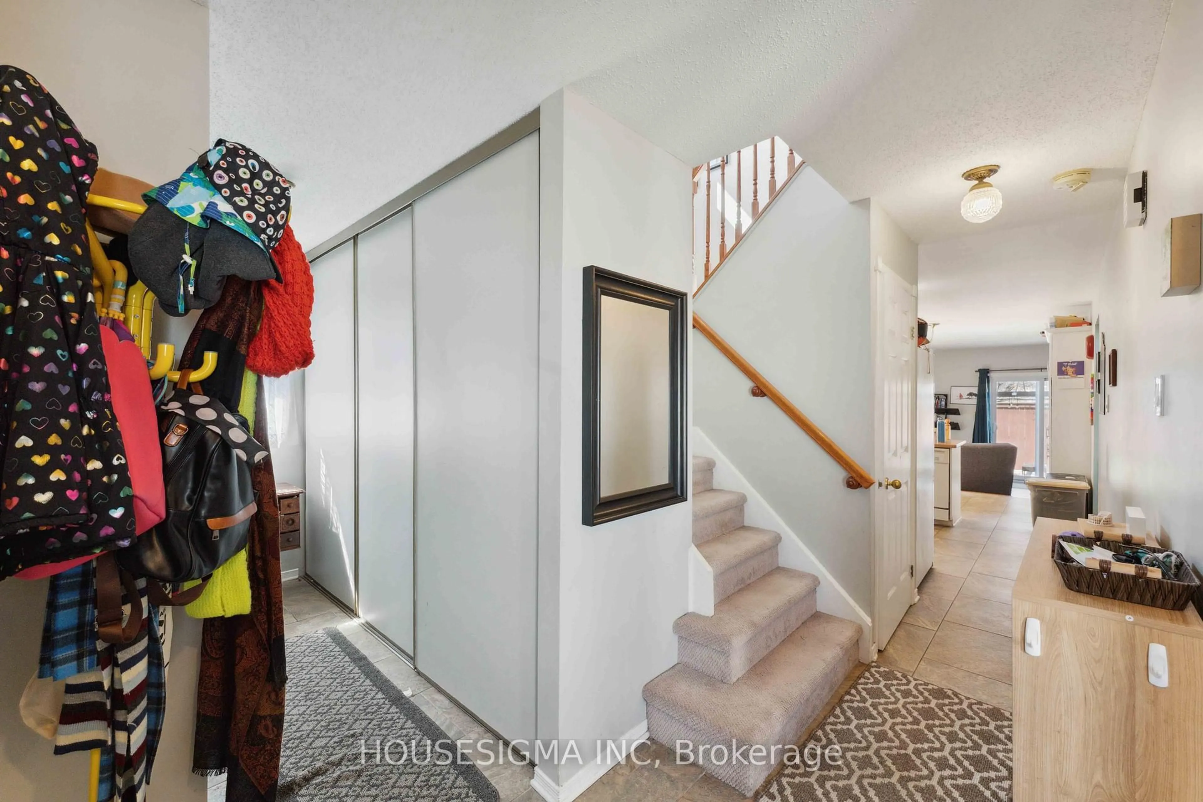 Indoor foyer for 1278 Gregory Crt, Ottawa Ontario K1J 9B2