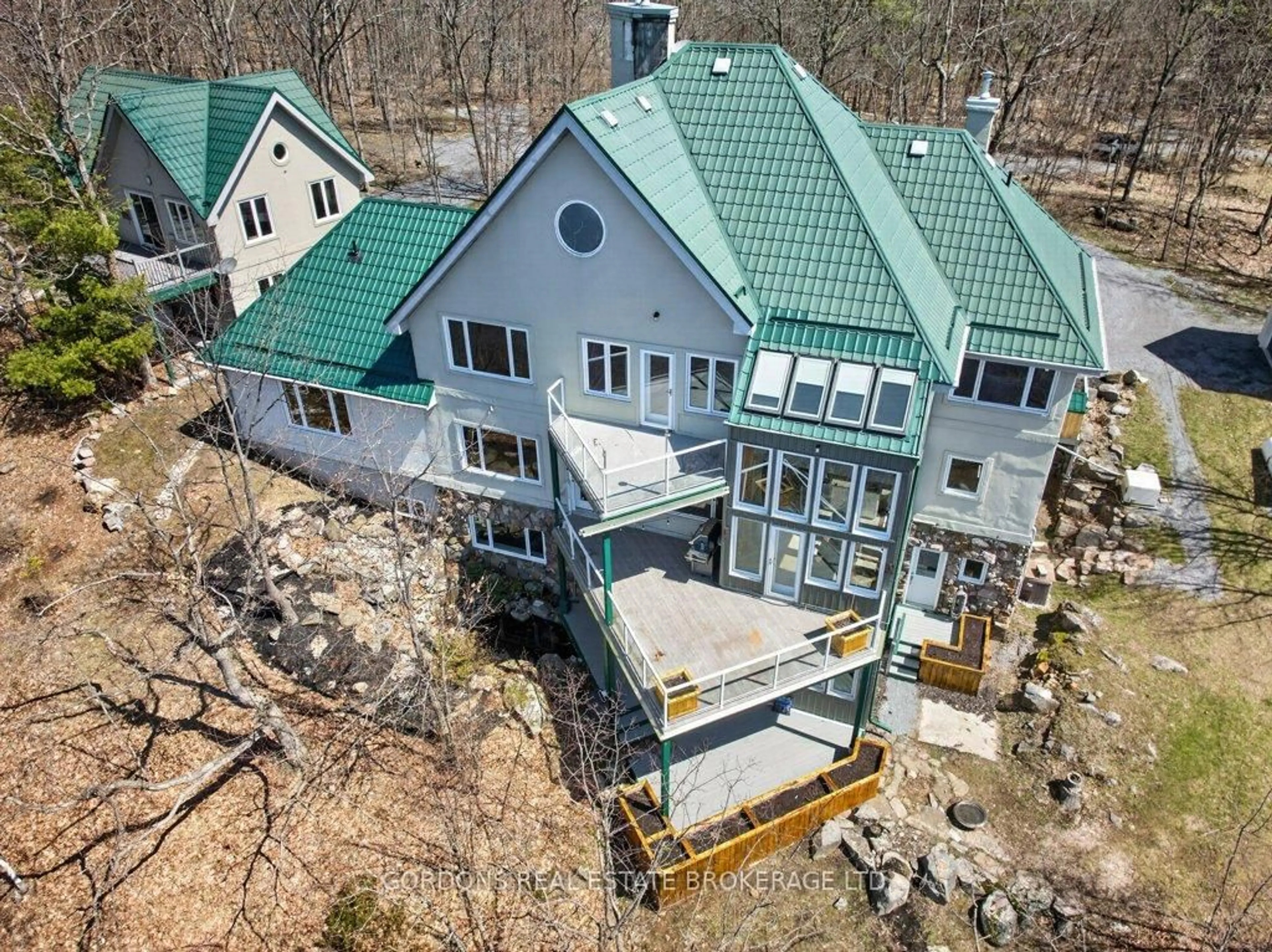 A pic from outside/outdoor area/front of a property/back of a property/a pic from drone, unknown for 101 Hinchinbrooke Rd, Verona Ontario K0H 2W0