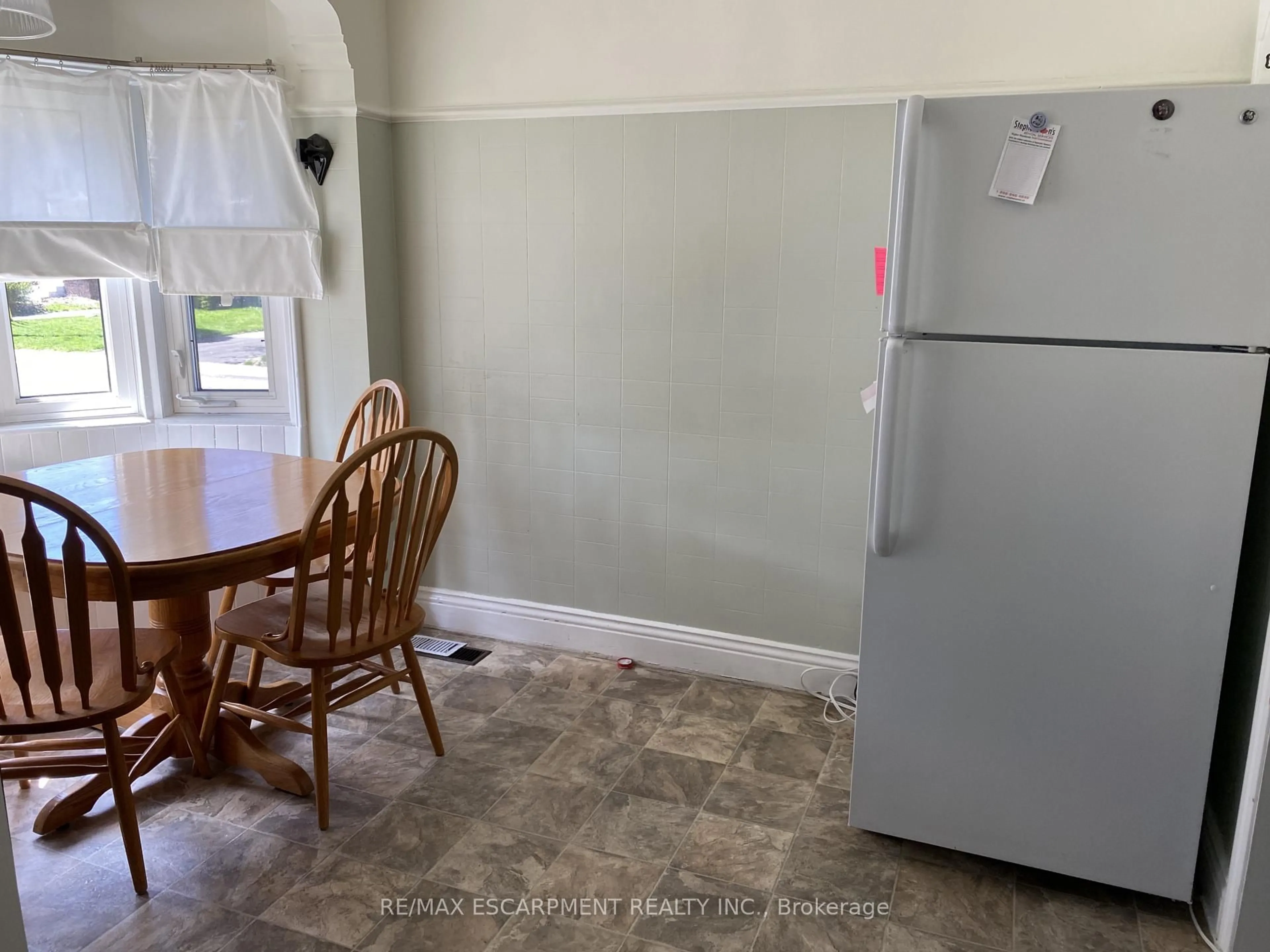 A pic of a room for 184 Arkell St, Hamilton Ontario L8S 1W8
