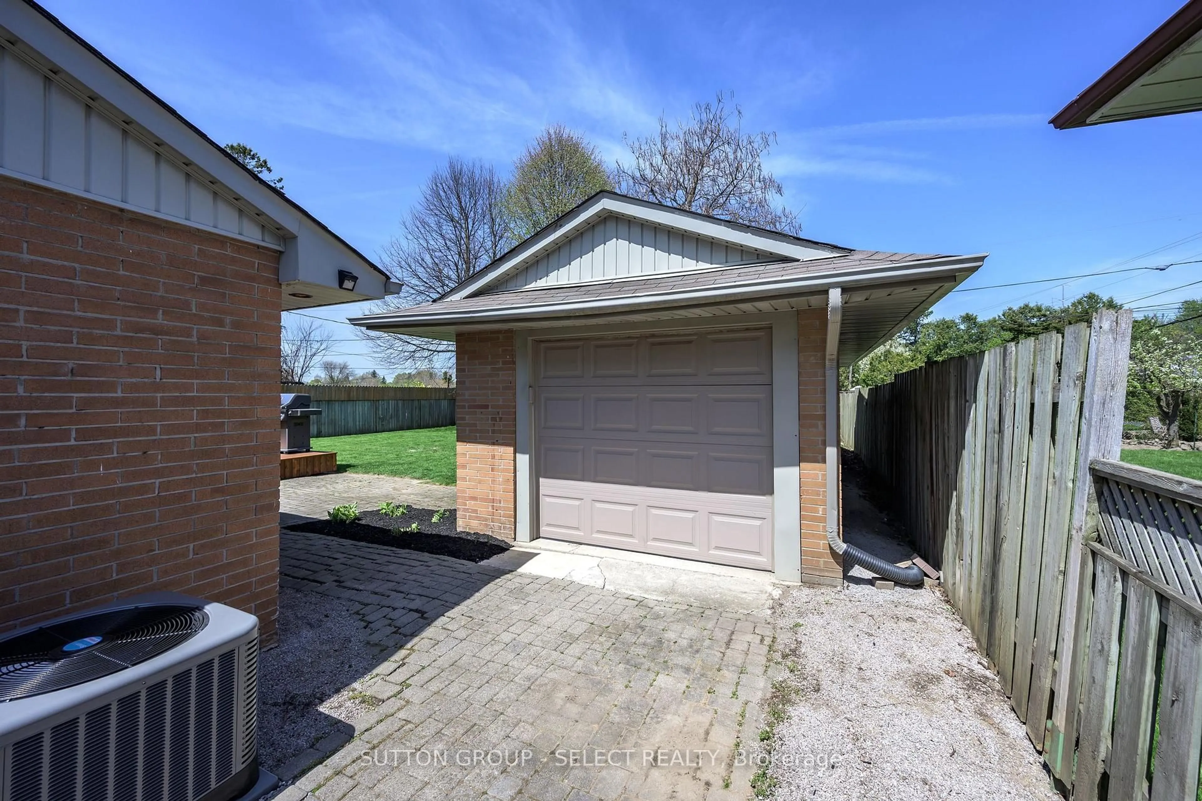 A pic from outside/outdoor area/front of a property/back of a property/a pic from drone, street for 86 TEWKSBURY Cres, London East Ontario N5V 2M8
