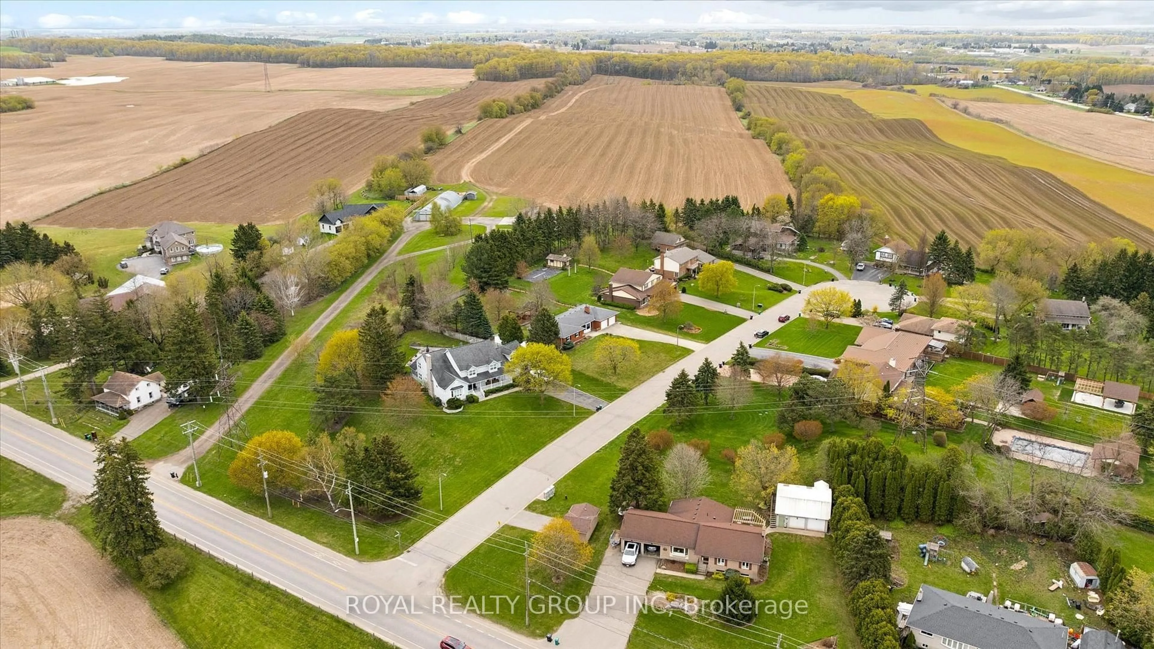 A pic from outside/outdoor area/front of a property/back of a property/a pic from drone, street for 28 Strauss Crt, Wilmot Ontario N0B 2L0
