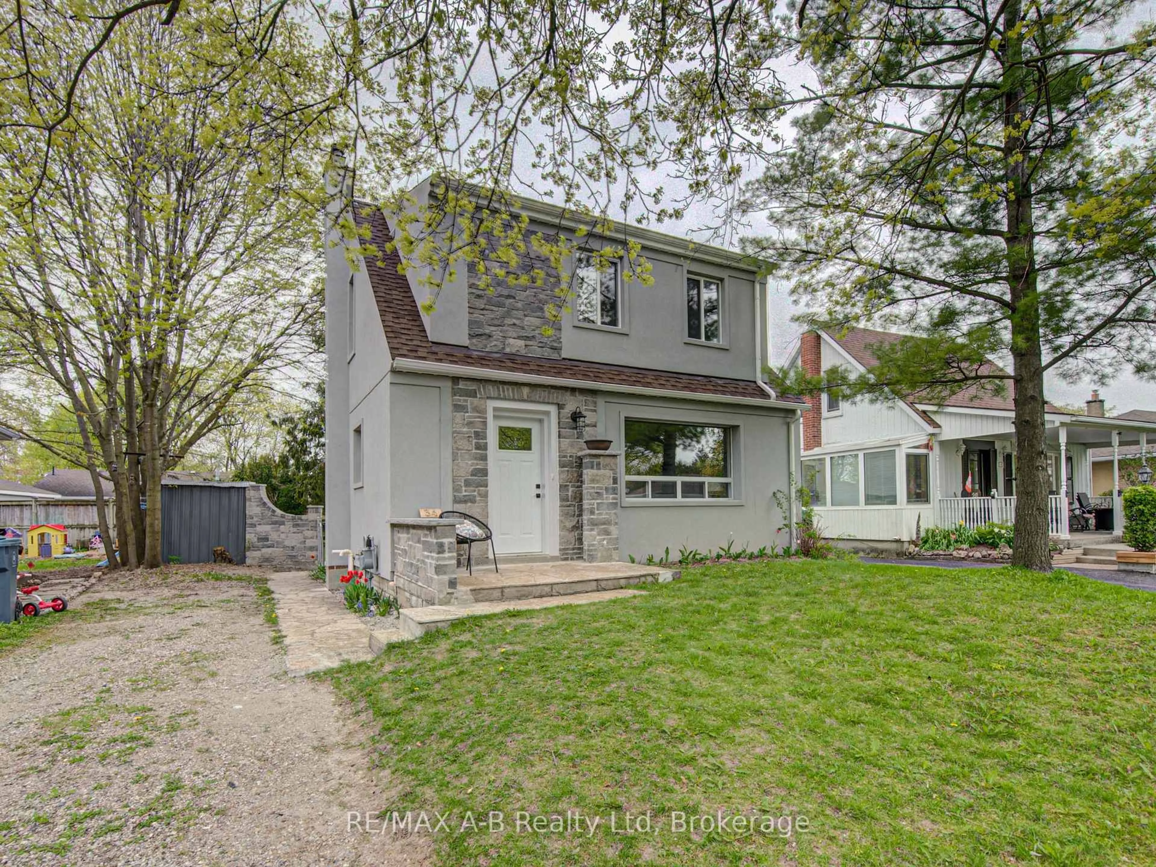 A pic from outside/outdoor area/front of a property/back of a property/a pic from drone, street for 34 Somerset St, Stratford Ontario N5A 6K1